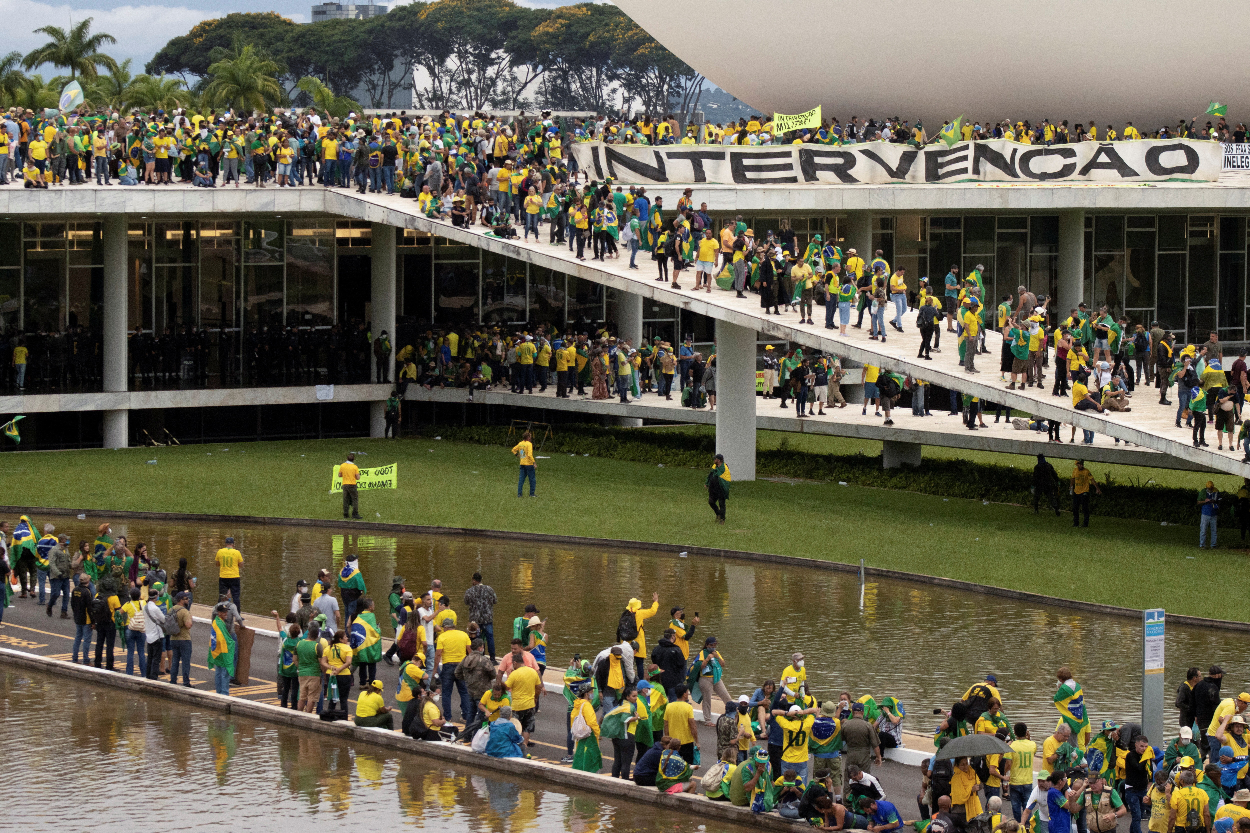 Bolsonaro backers ransack Brazil presidential palace, Congress and Supreme Court in Brasilia