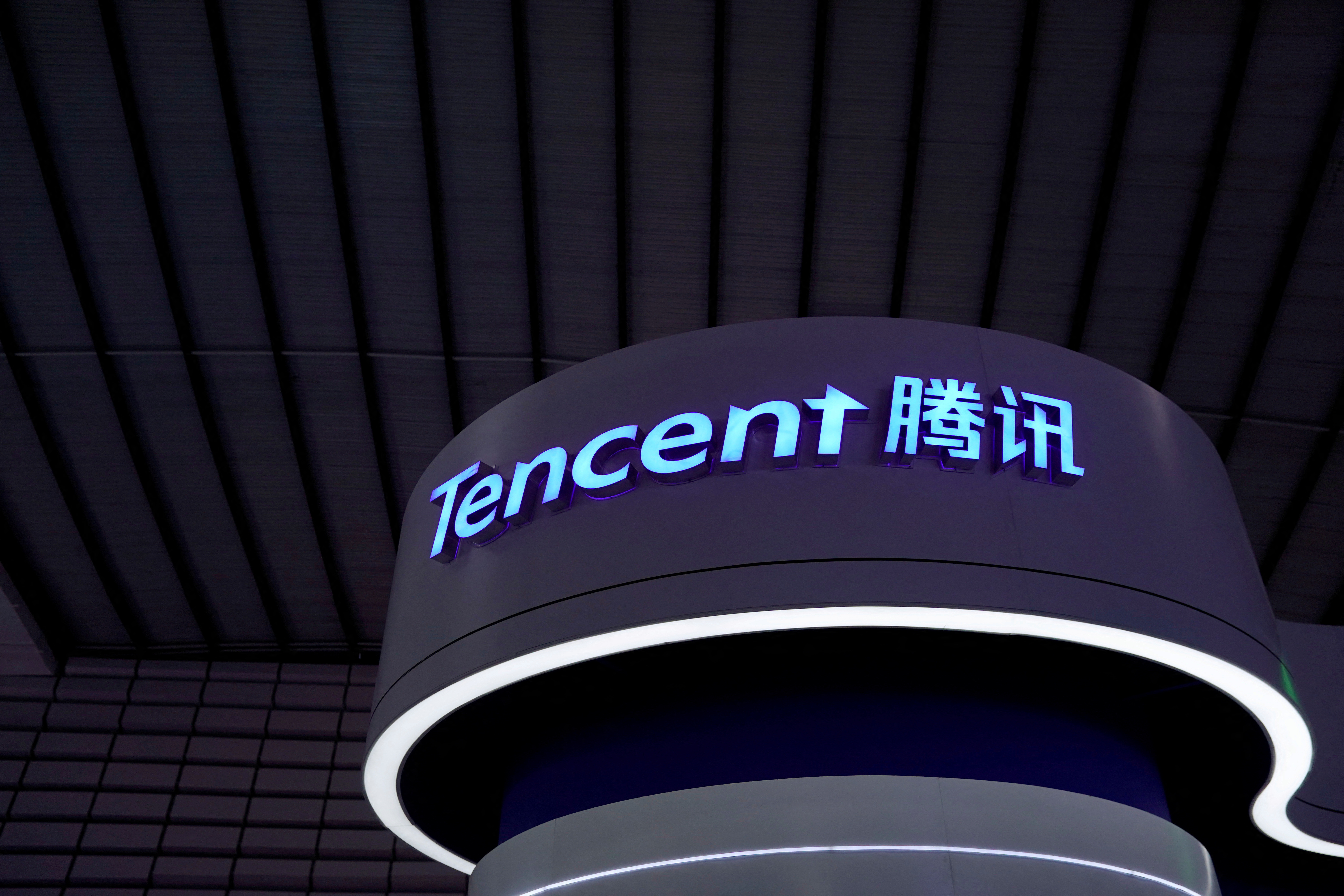 Un cartello Tencent è visto alla World Internet Conference (WIC) a Wuzhen