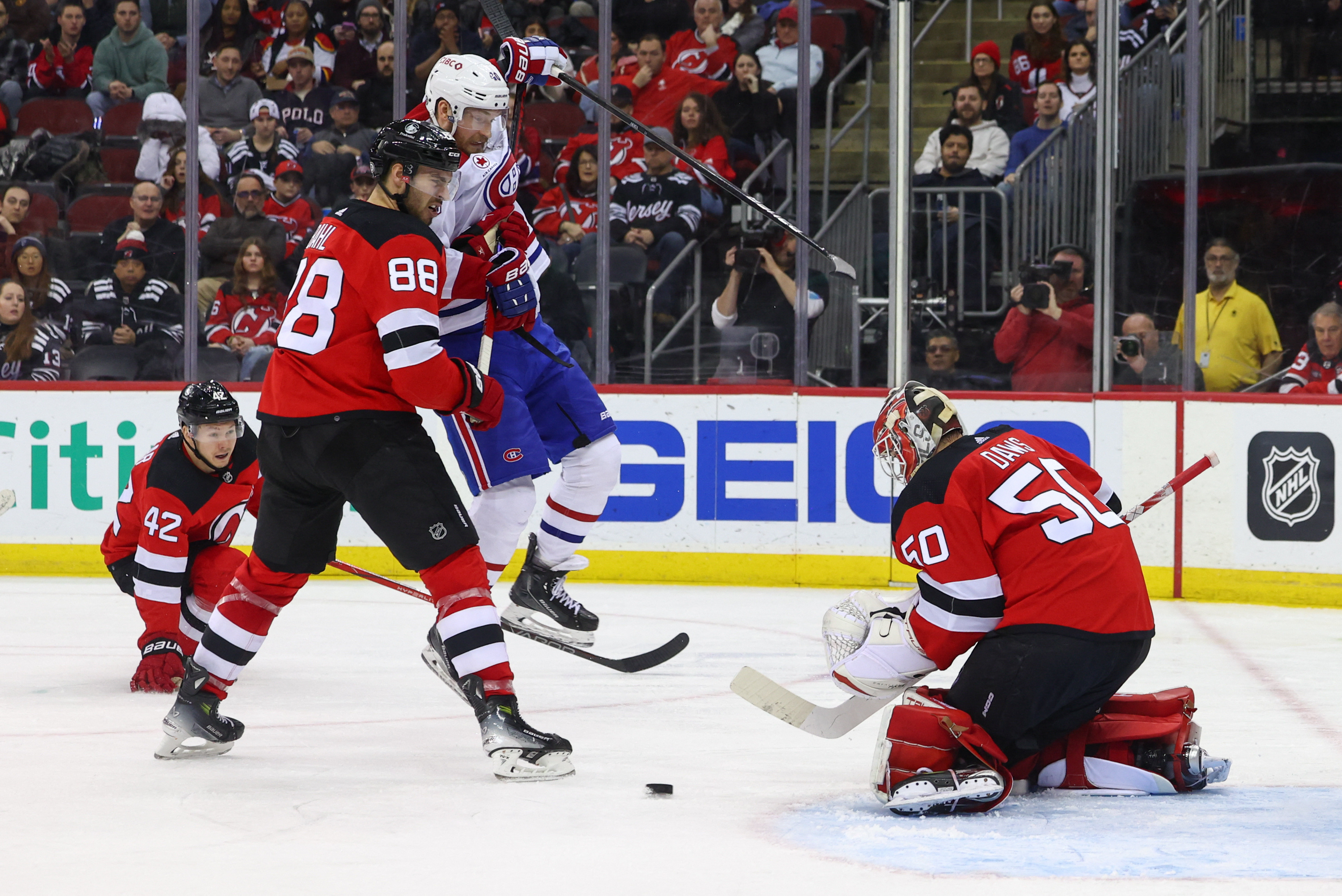 Devils rally, but Canadiens prevail on late goal | Reuters