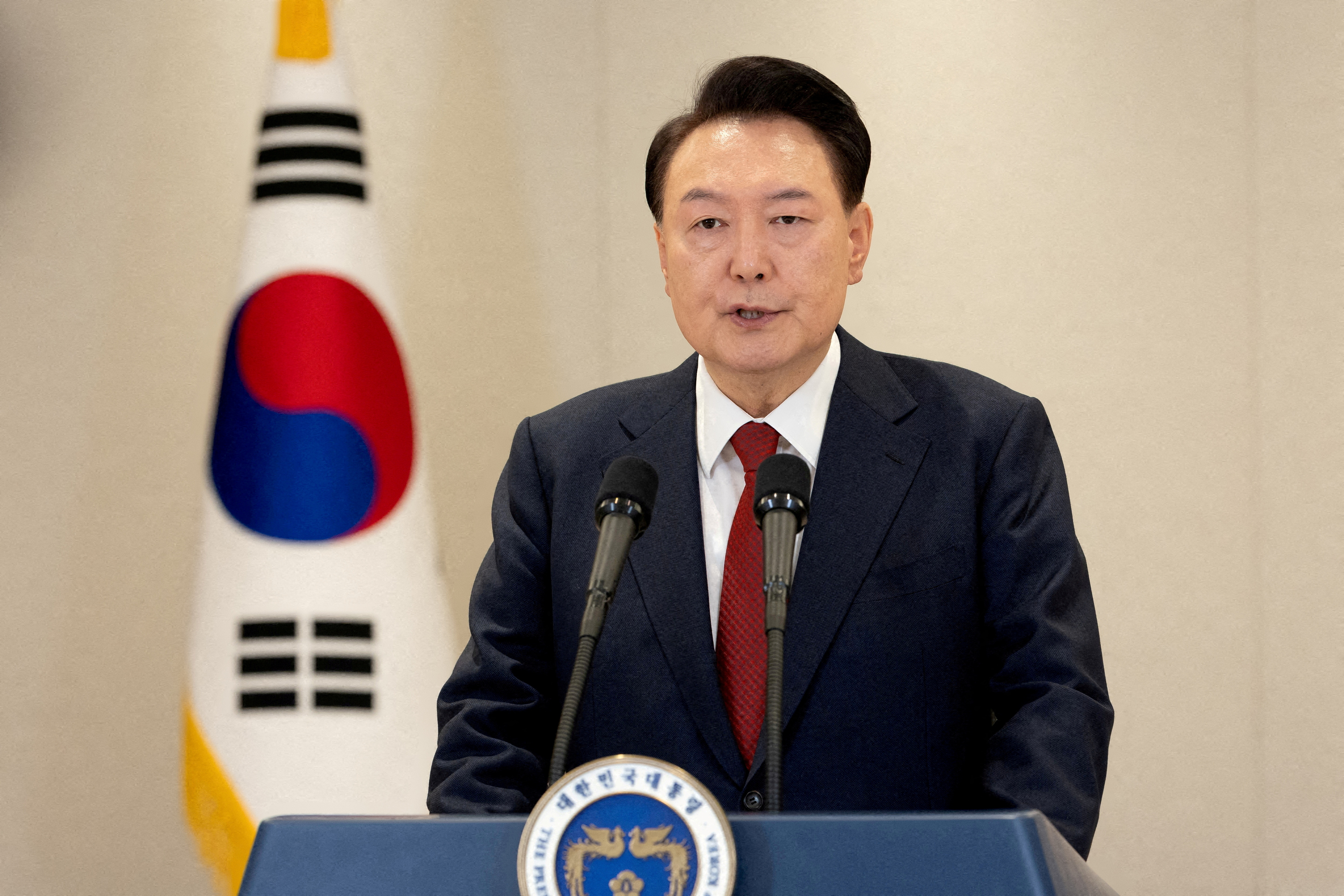 韓国当局、尹氏の拘束執行中止 大統領公邸に進入も警護隊と対峙 | ロイター