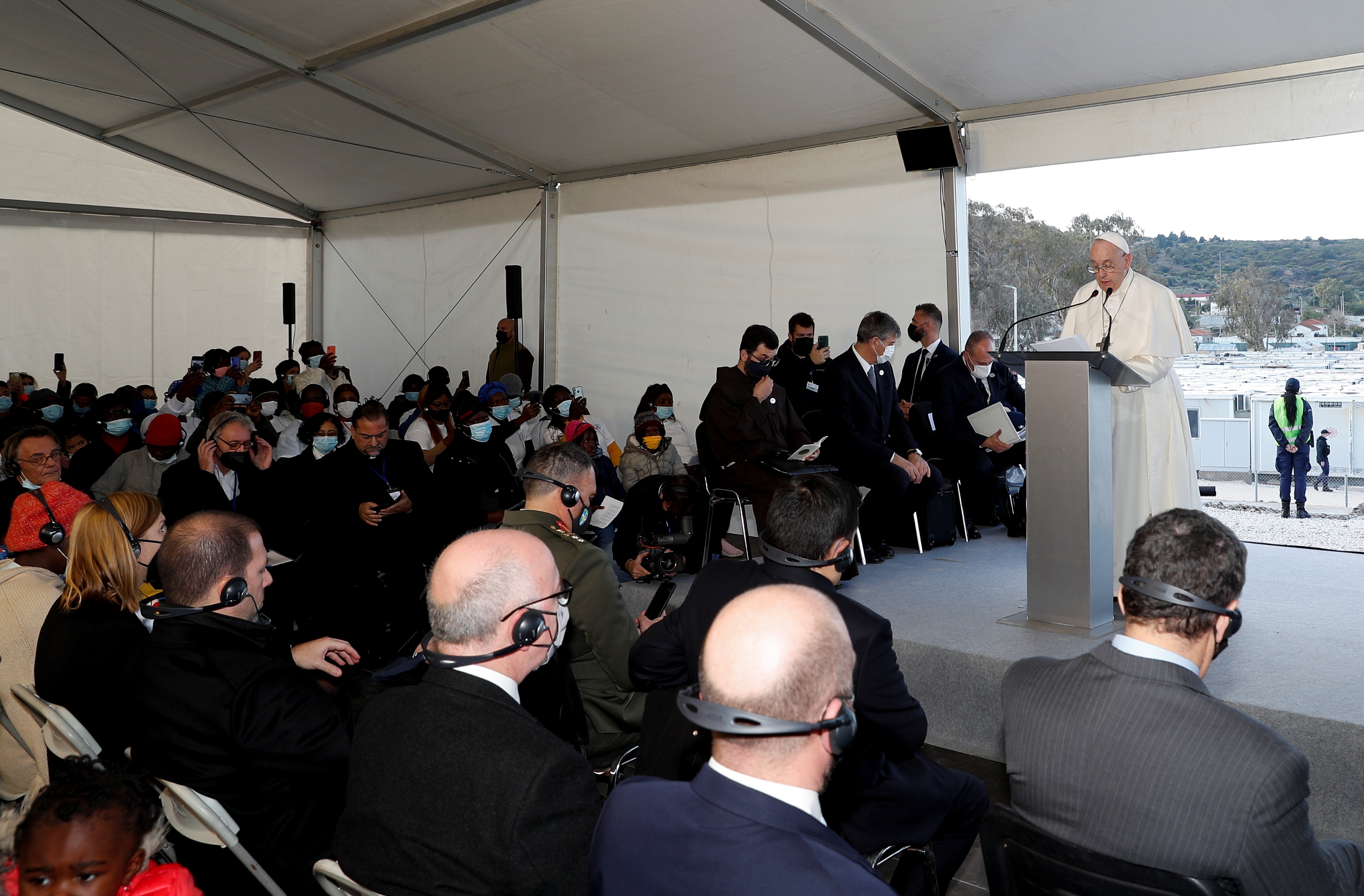 Pous Franciskus praat tydens sy besoek aan die Mavrovouni-kamp vir vlugtelinge en migrante op die eiland Lesbos, Griekeland, 5 Desember 2021. REUTERS/Guglielmo Mangiapane