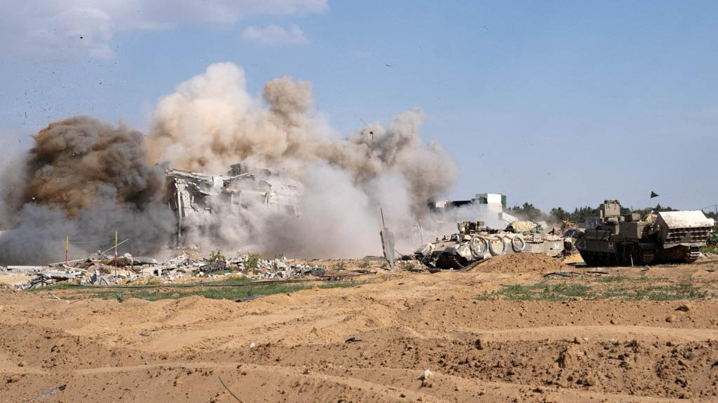 In pictures: Israeli forces battle Hamas in Gaza City - November 16 ...