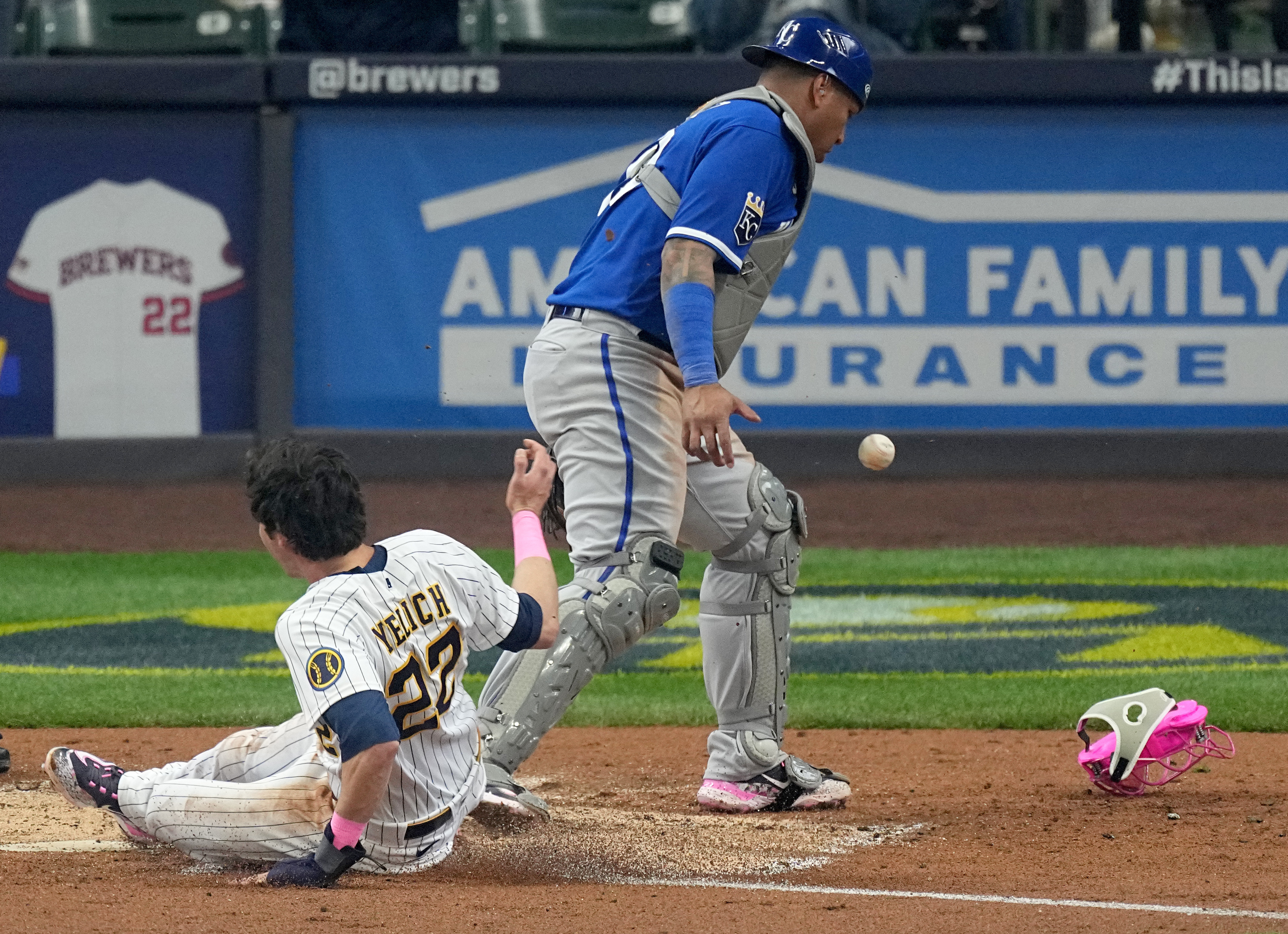 Brewers ride 7-run inning to victory over Royals