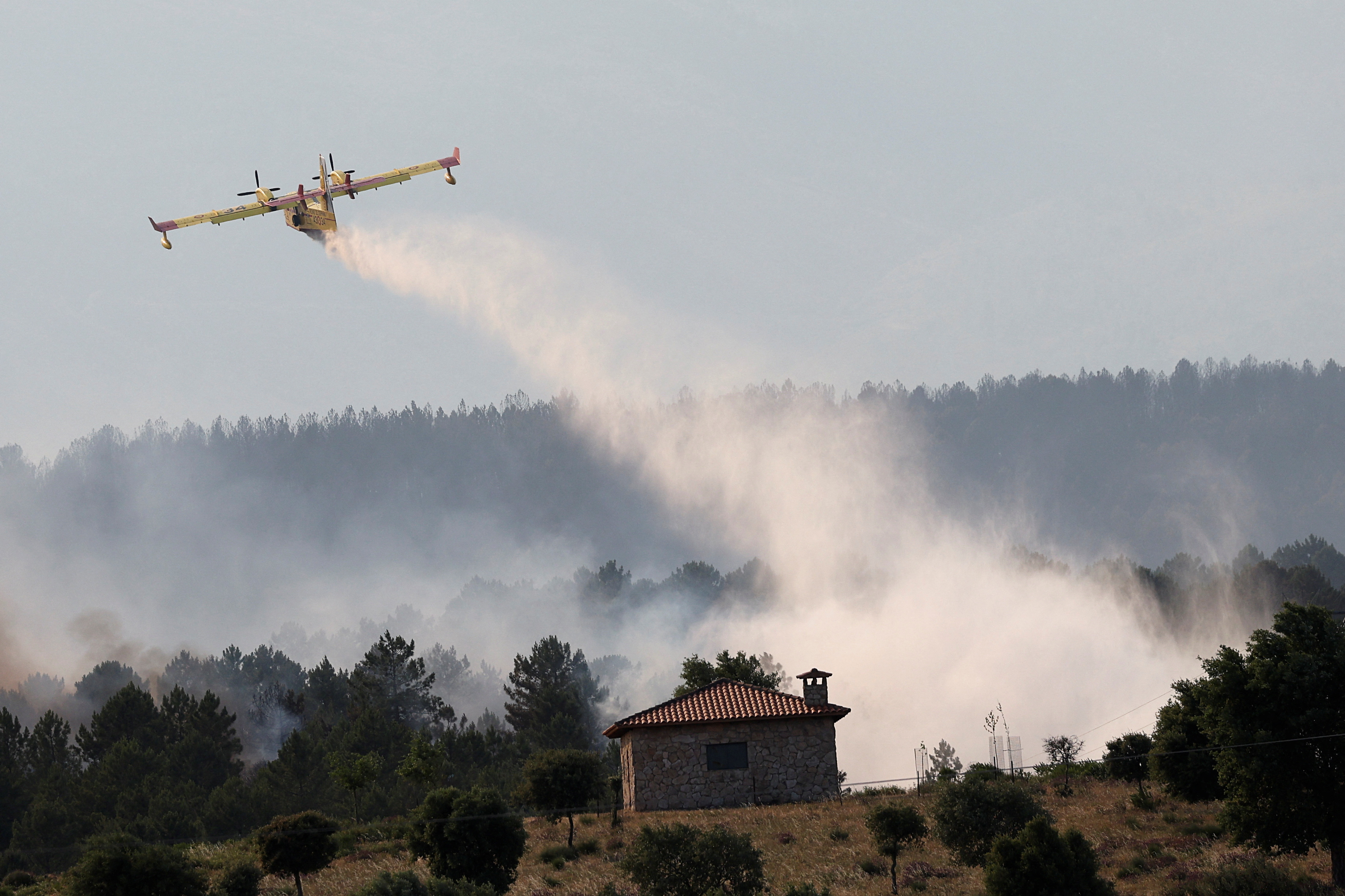 Aldeanos evacuados mientras los incendios forestales se extienden por el oeste de España