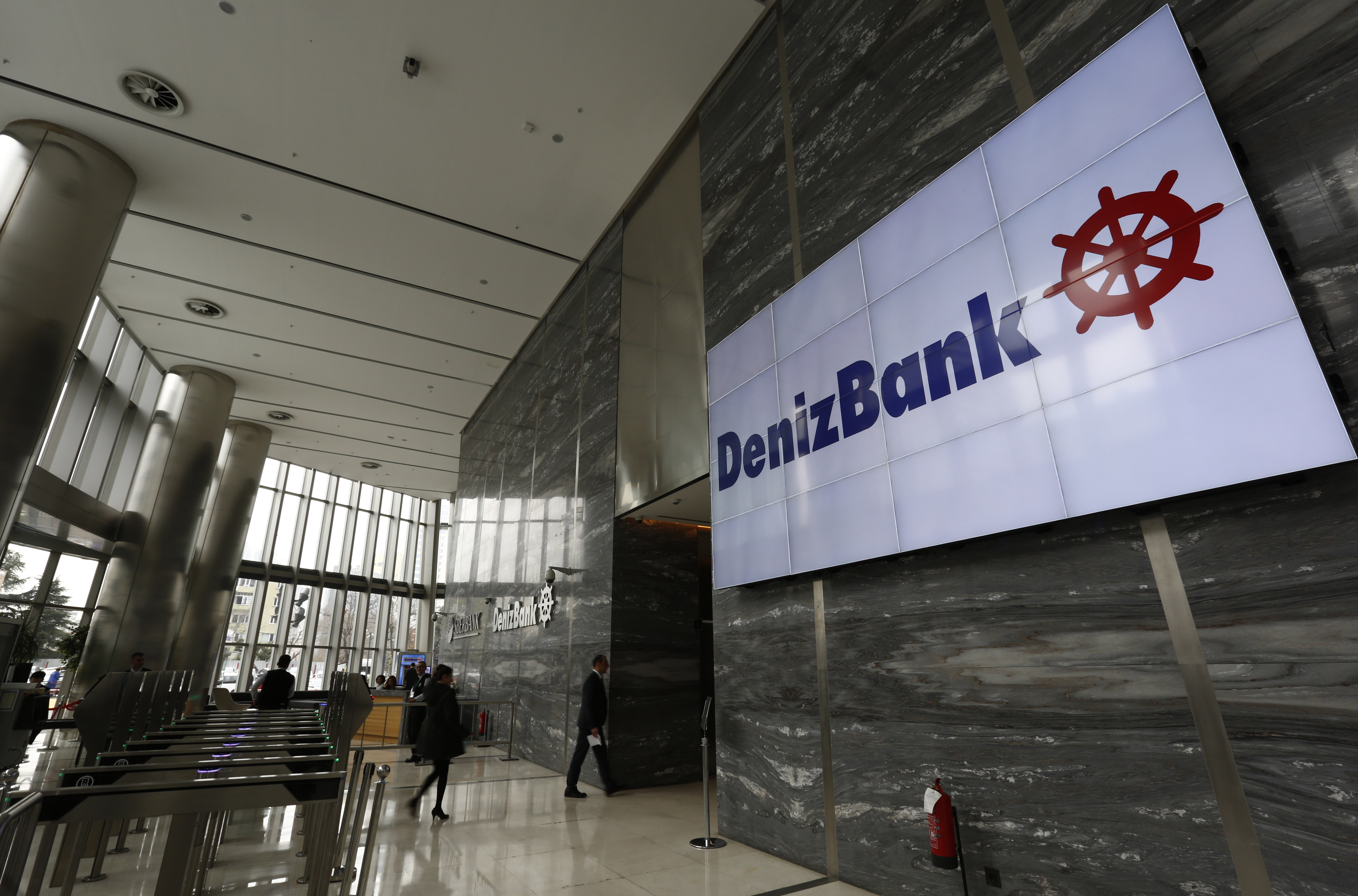 Denizbank logosu, bankanın İstanbul'daki genel merkezindeki ekranda sergileniyor