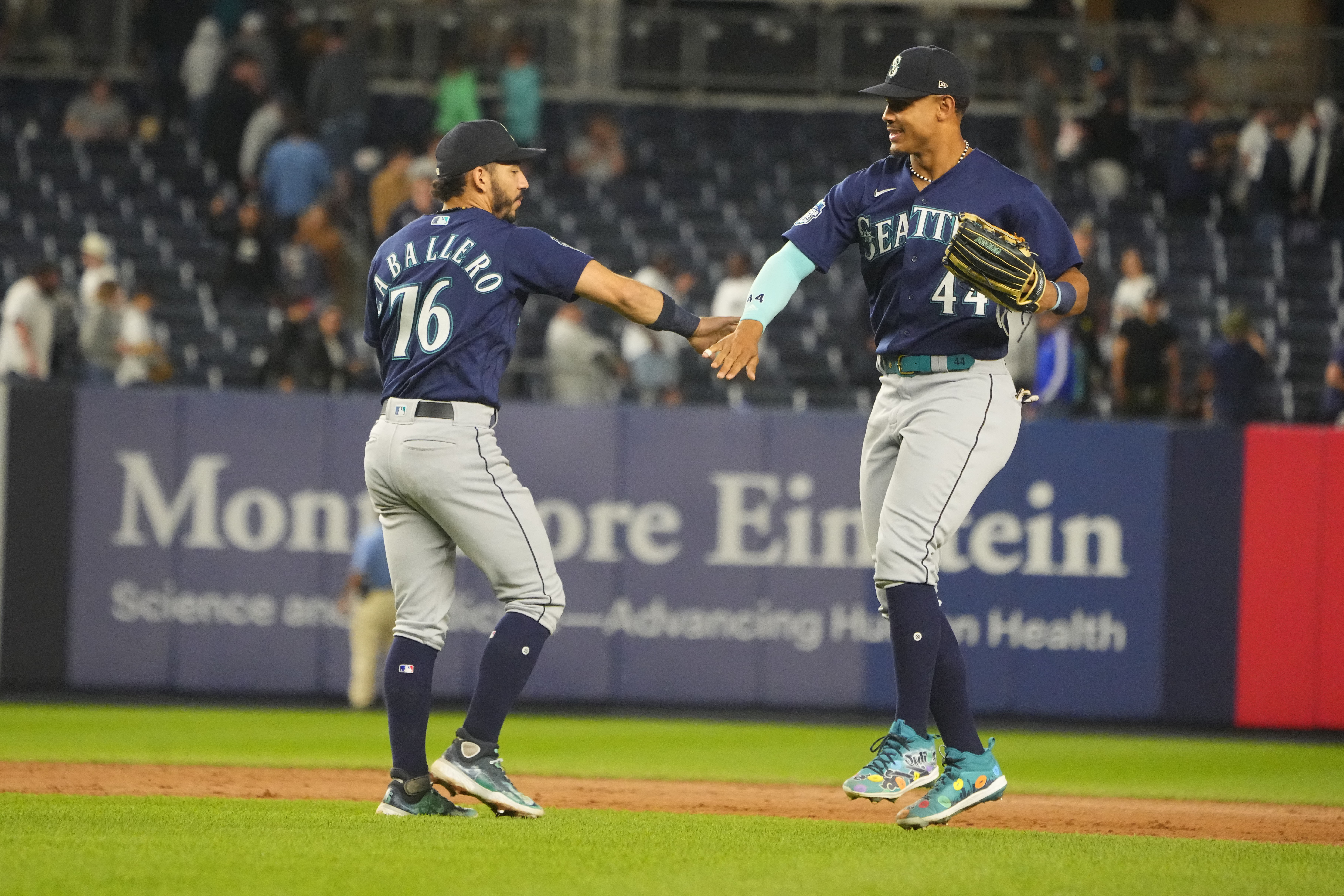 Yankees rout woeful Mariners