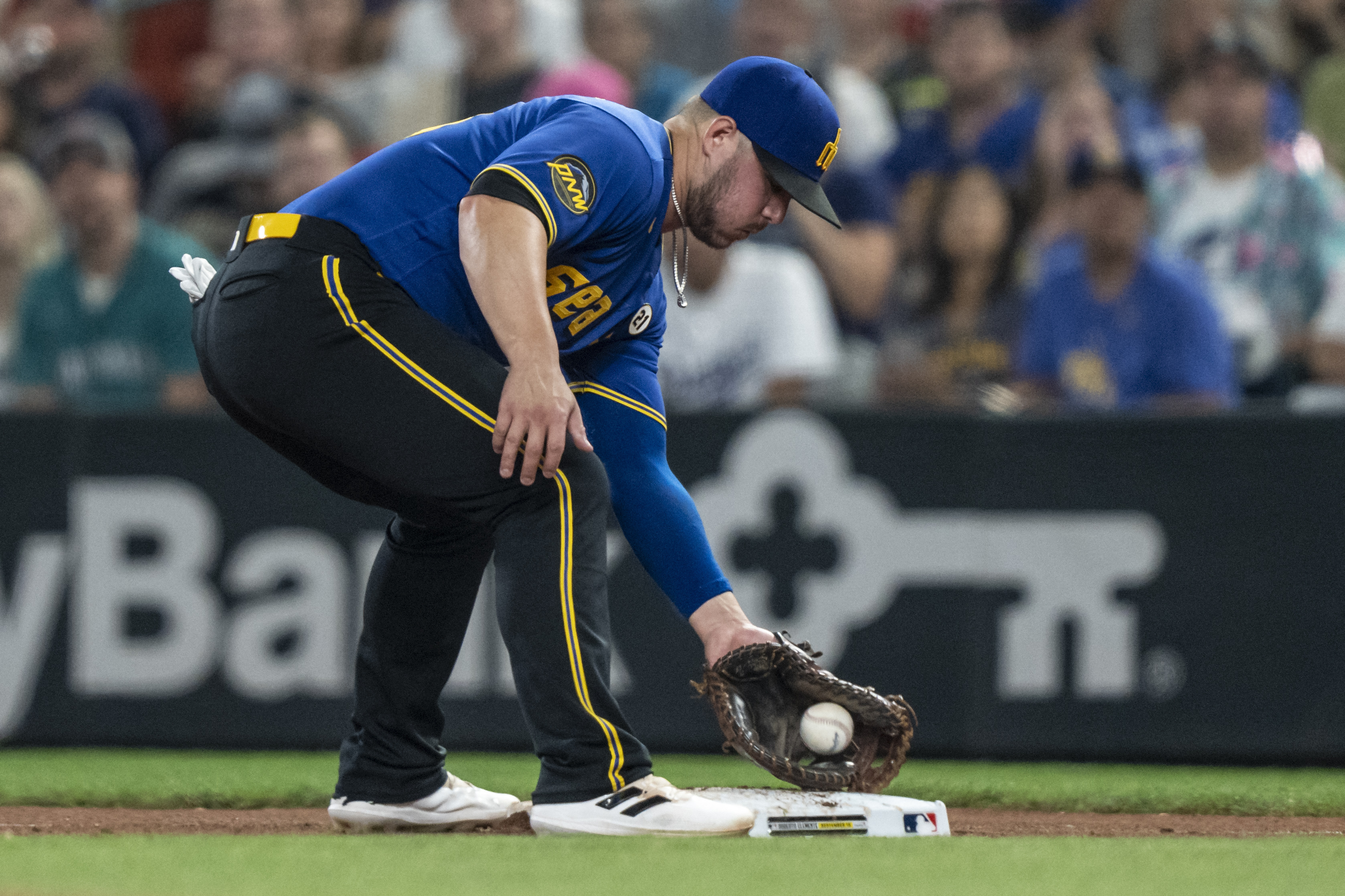 Dodgers beat Mariners, lower magic number to 2