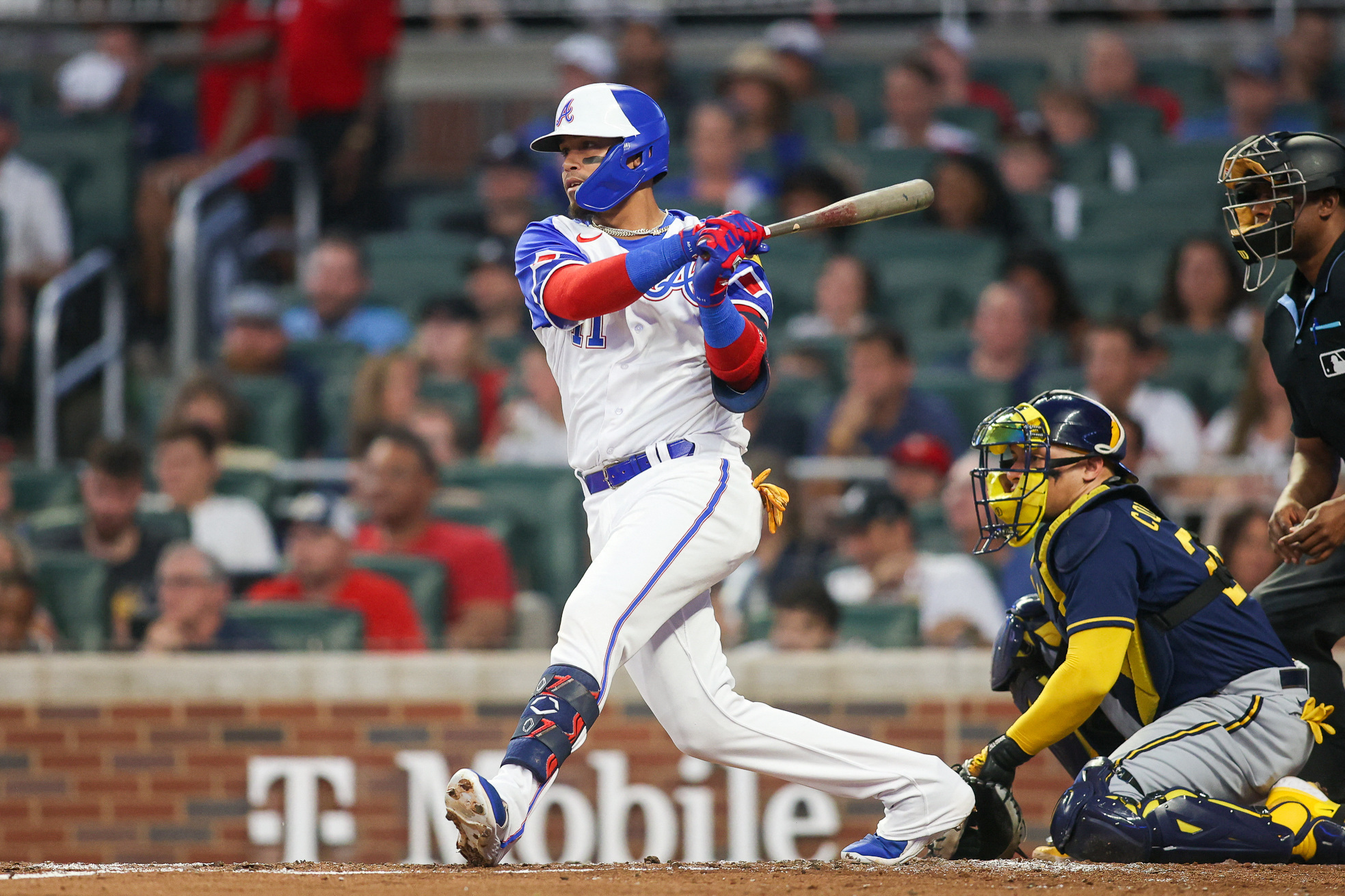 Braves rap 3 homers, 15 hits in beating Brewers