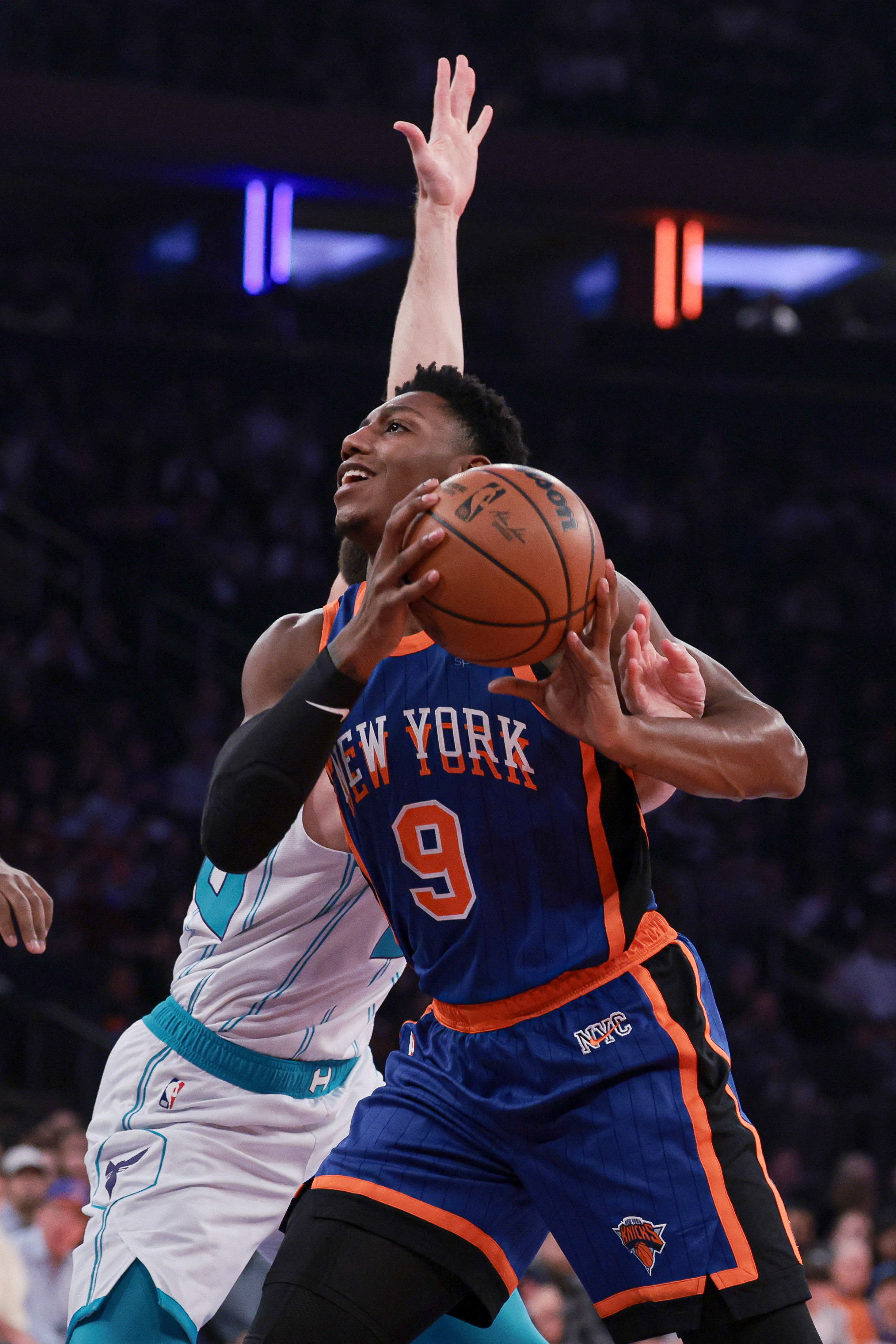 Knicks advance in In-Season Tournament with blowout win over Hornets