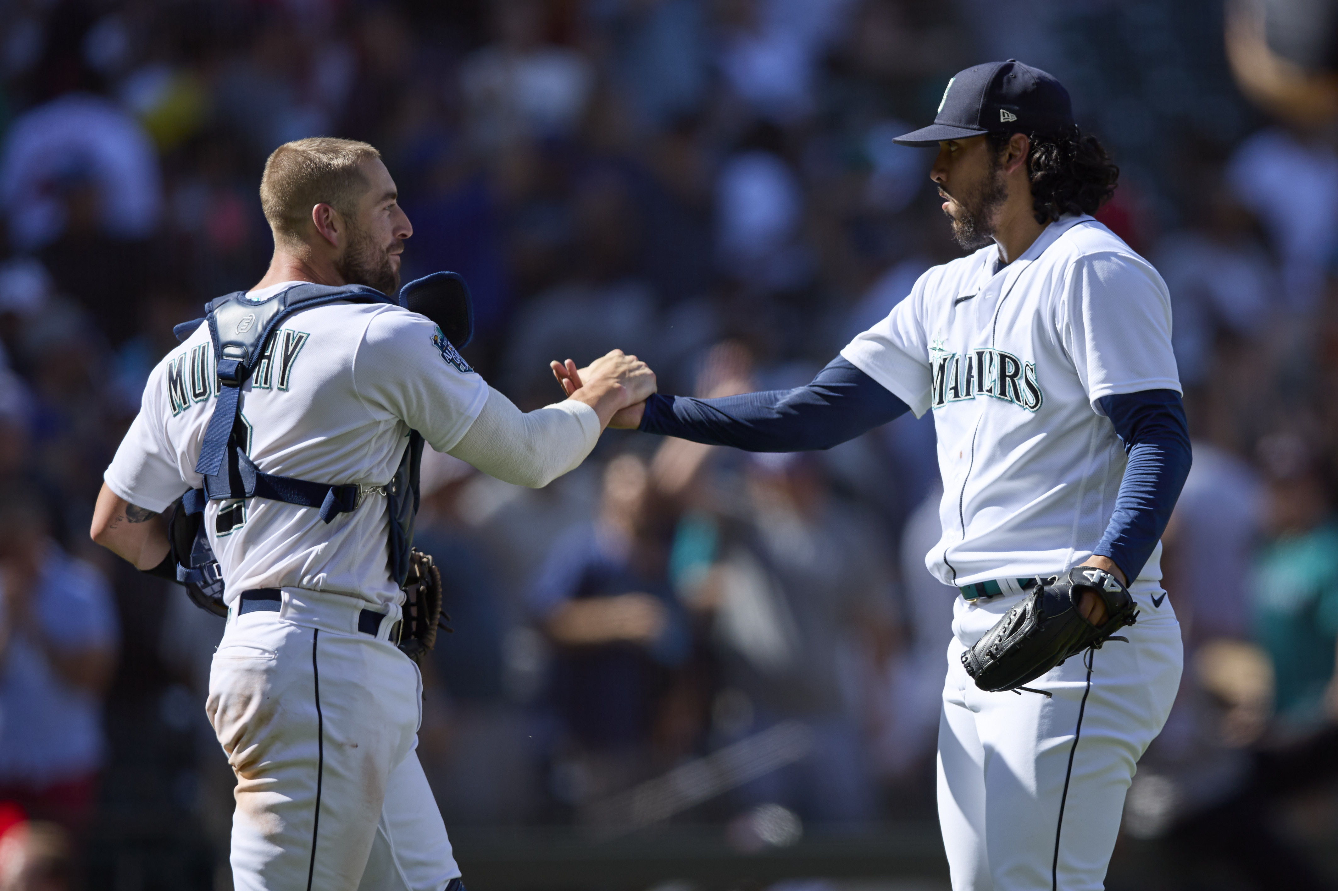 Mariners score game's last 6 runs to double up Red Sox