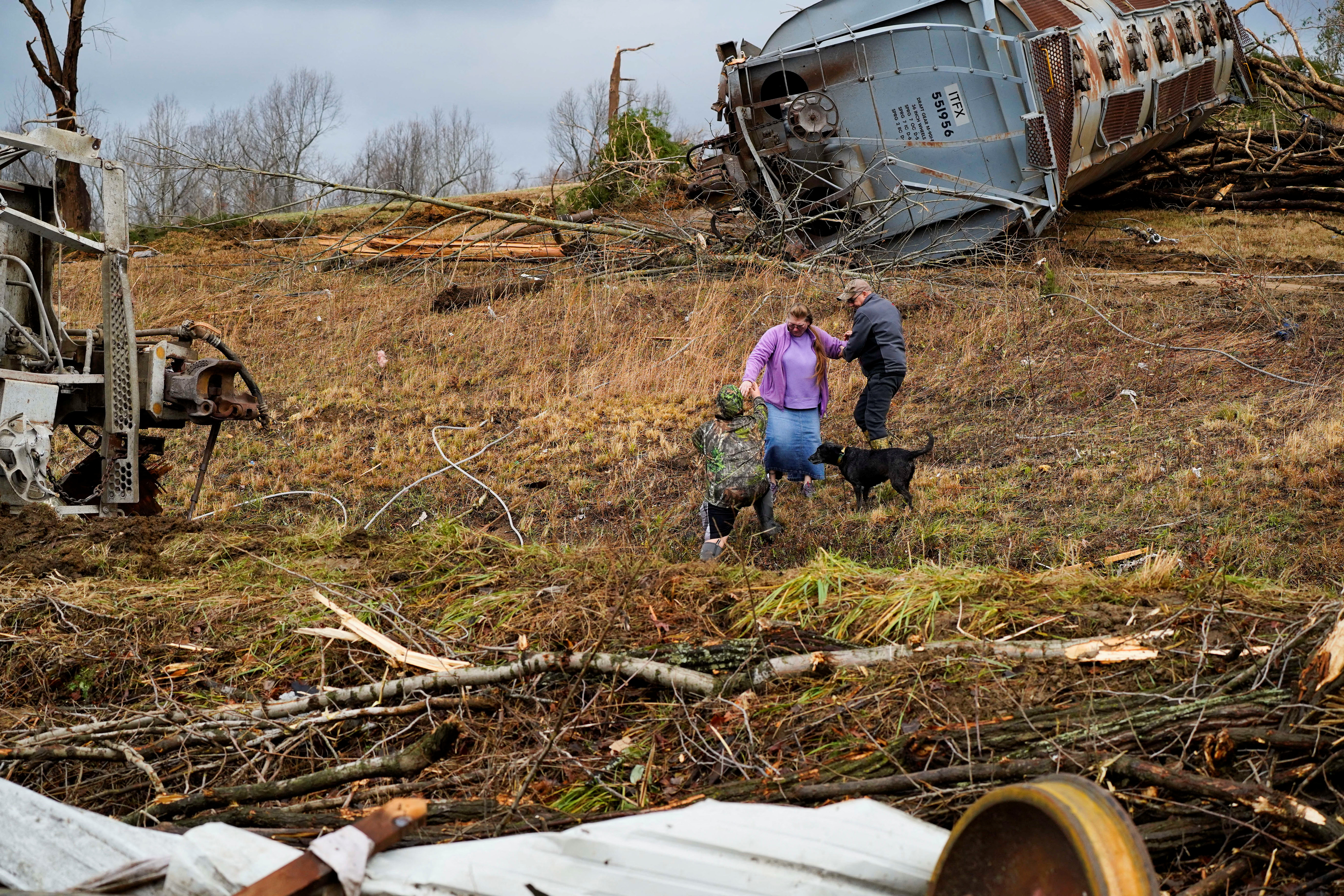 Residentes locais passam pela cena de um descarrilamento de trem após uma devastadora erupção de tornados que atingiu vários estados dos EUA em Earlington, Kentucky, EUA, 11 de dezembro de 2021. REUTERS / Cheney Orr