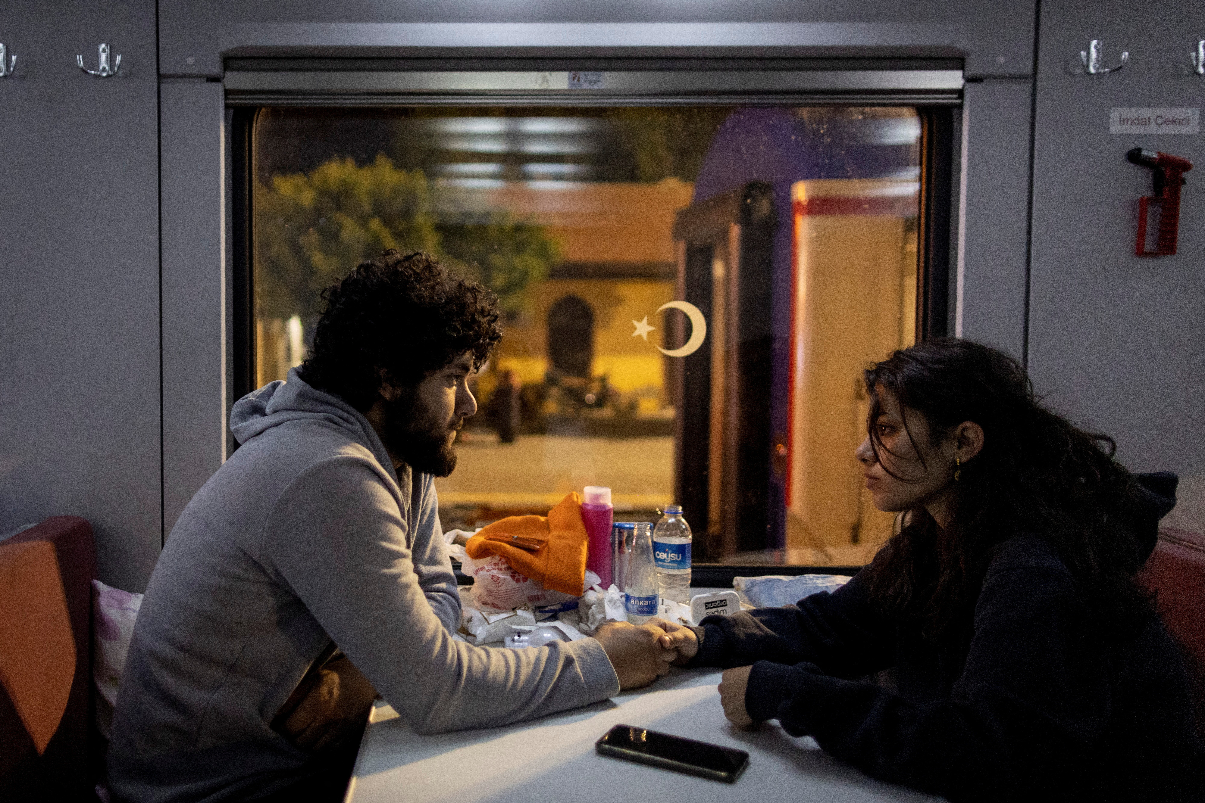 Una imagen más amplia: familias turcas se refugian en un tren después de que el terremoto paralizara la vida