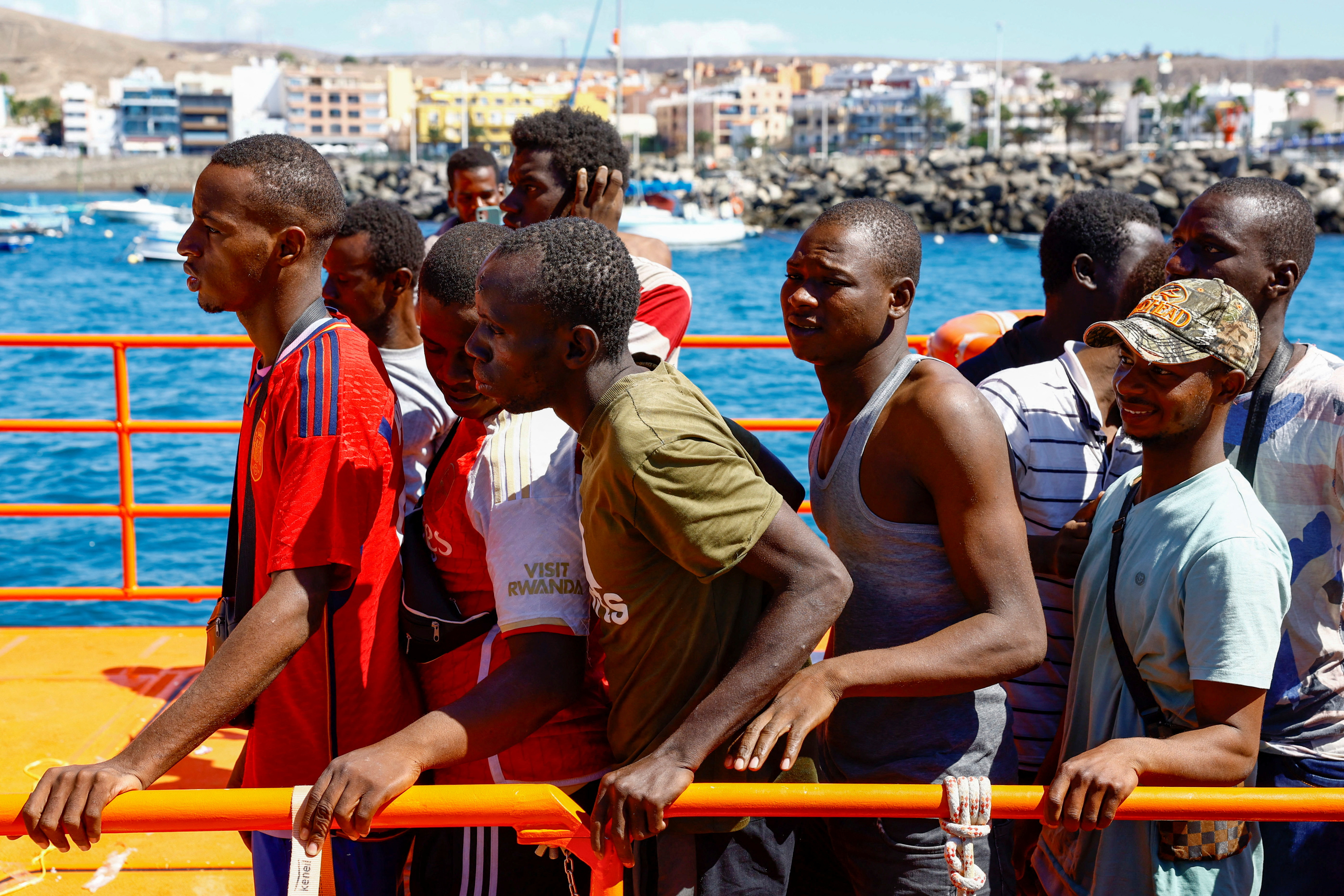 España promete 50 millones de euros para apoyar la afluencia de inmigrantes a Canarias