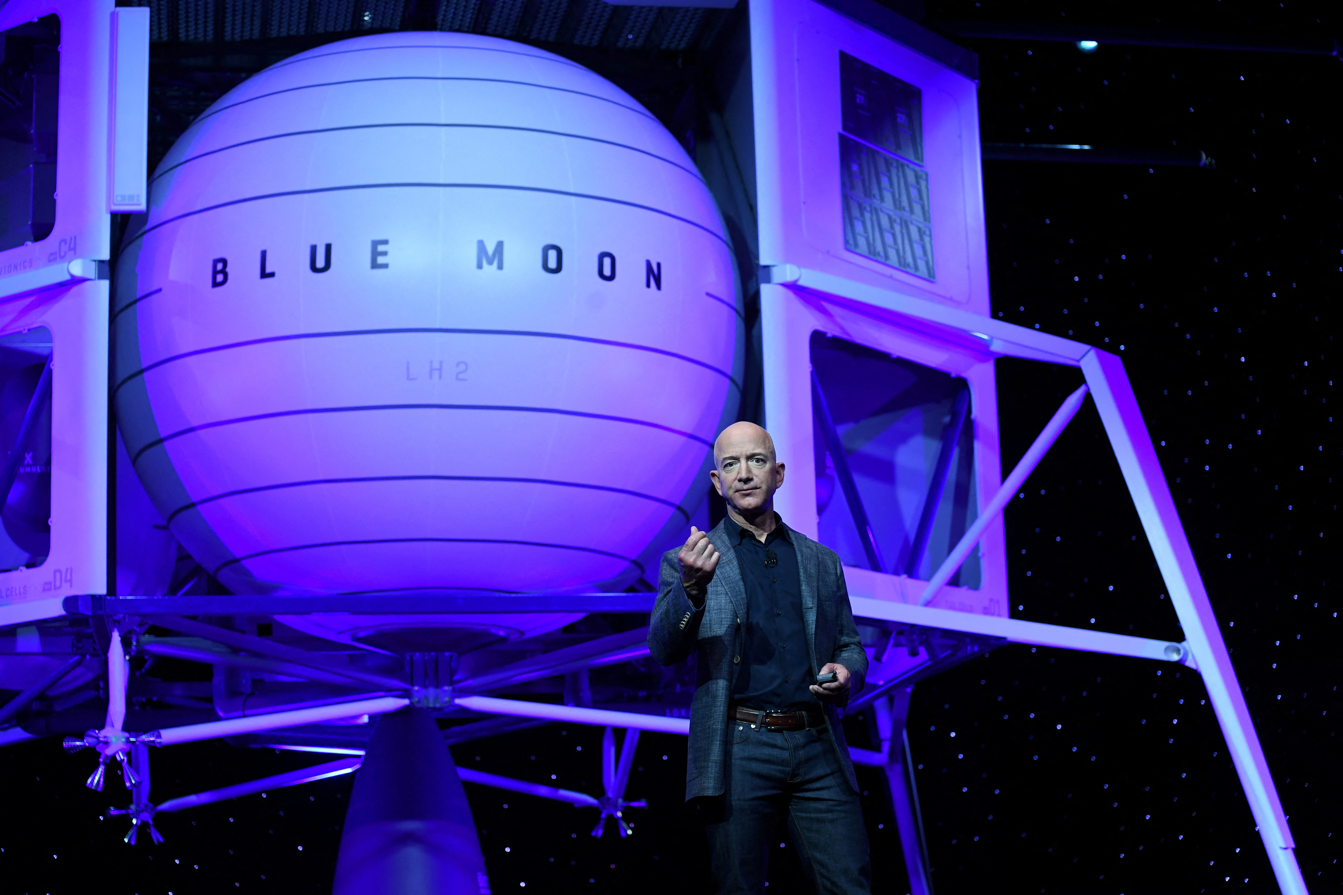 El fundador, presidente, director ejecutivo y presidente de Amazon, Jeff Bezos, presenta el cohete lunar de exploración espacial de su compañía espacial Blue Origin llamado Blue Moon en un evento de presentación en Washington.