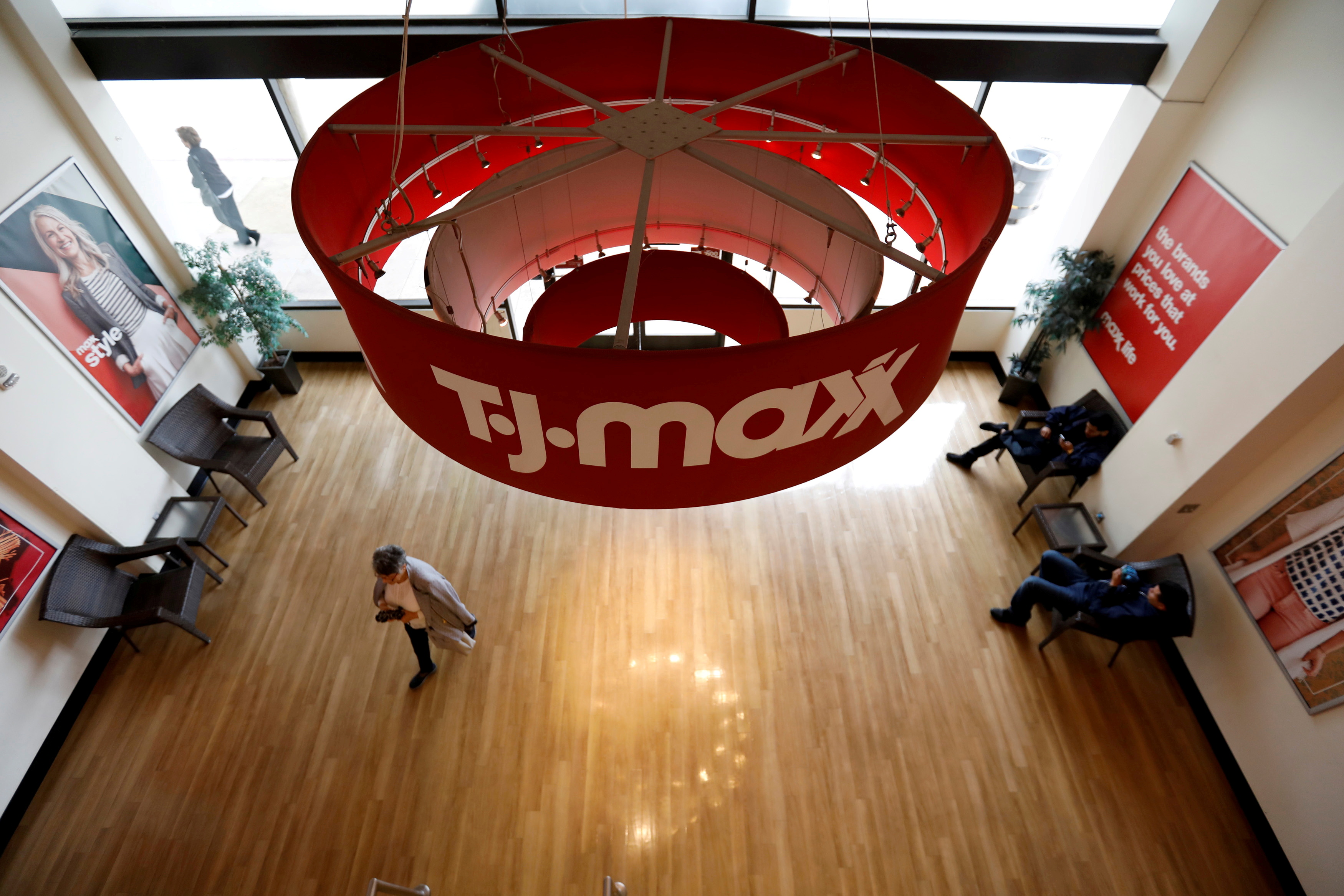 FILE PHOTO: A T.J. Maxx store which is owned by TJX Cos Inc in Pasadena, California U.S., May 15, 2017.   REUTERS/Mario Anzuoni/File Photo/File Photo