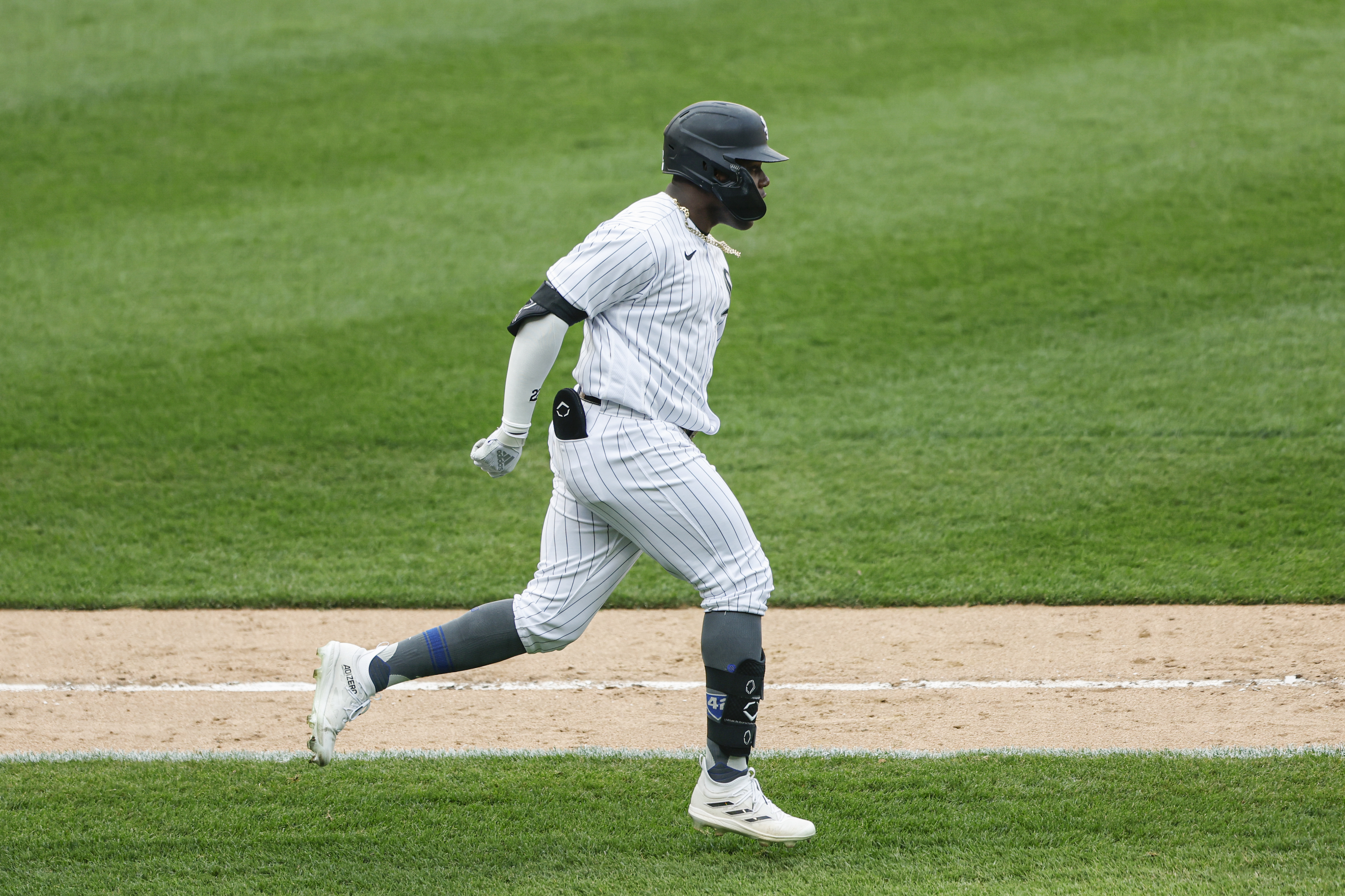 Gibson yields 3 HRs as first-place Orioles blow 4-run lead and fall to White  Sox 10-5