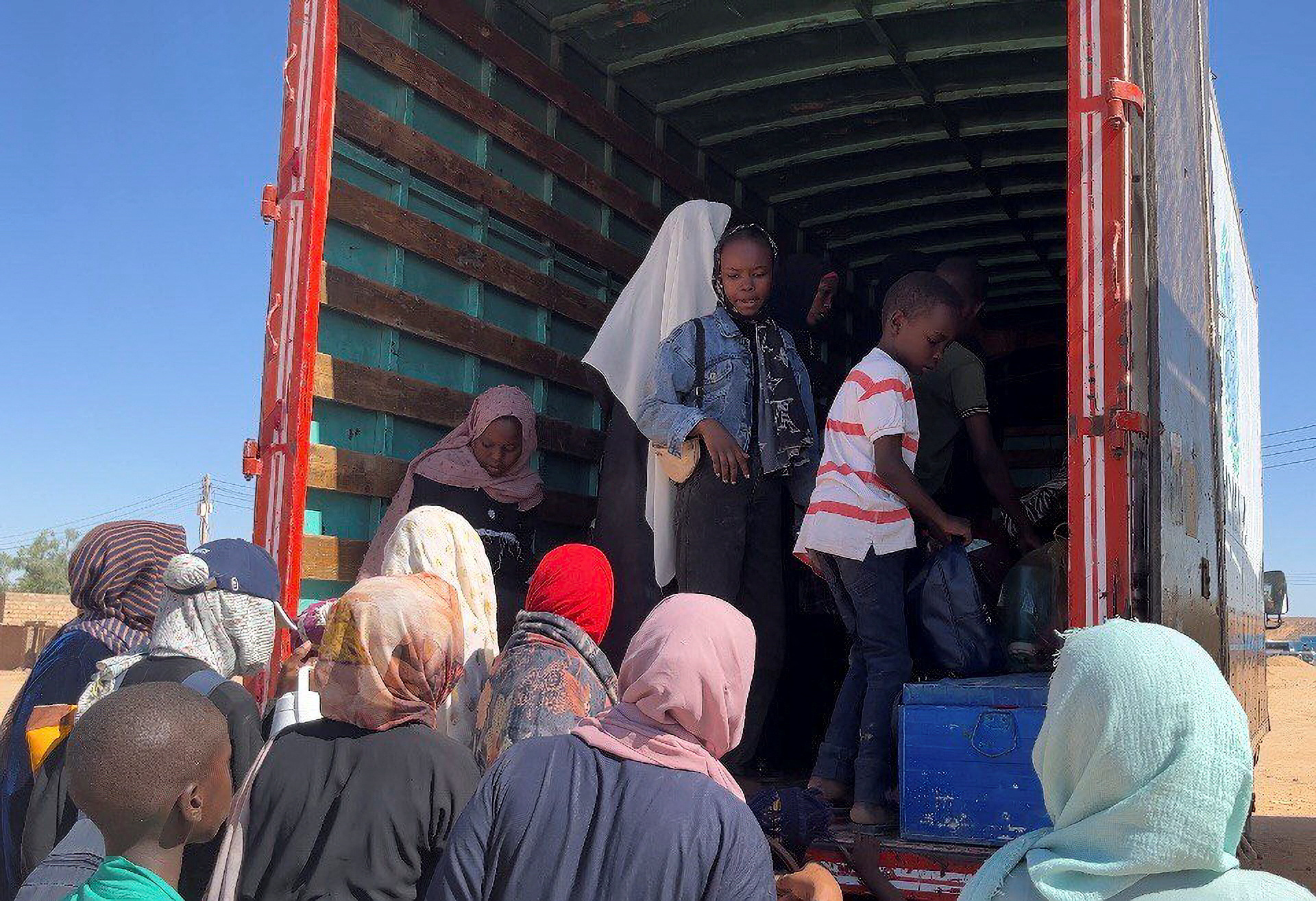 Sudanese fleeing north face arduous crossing into Egypt Reuters