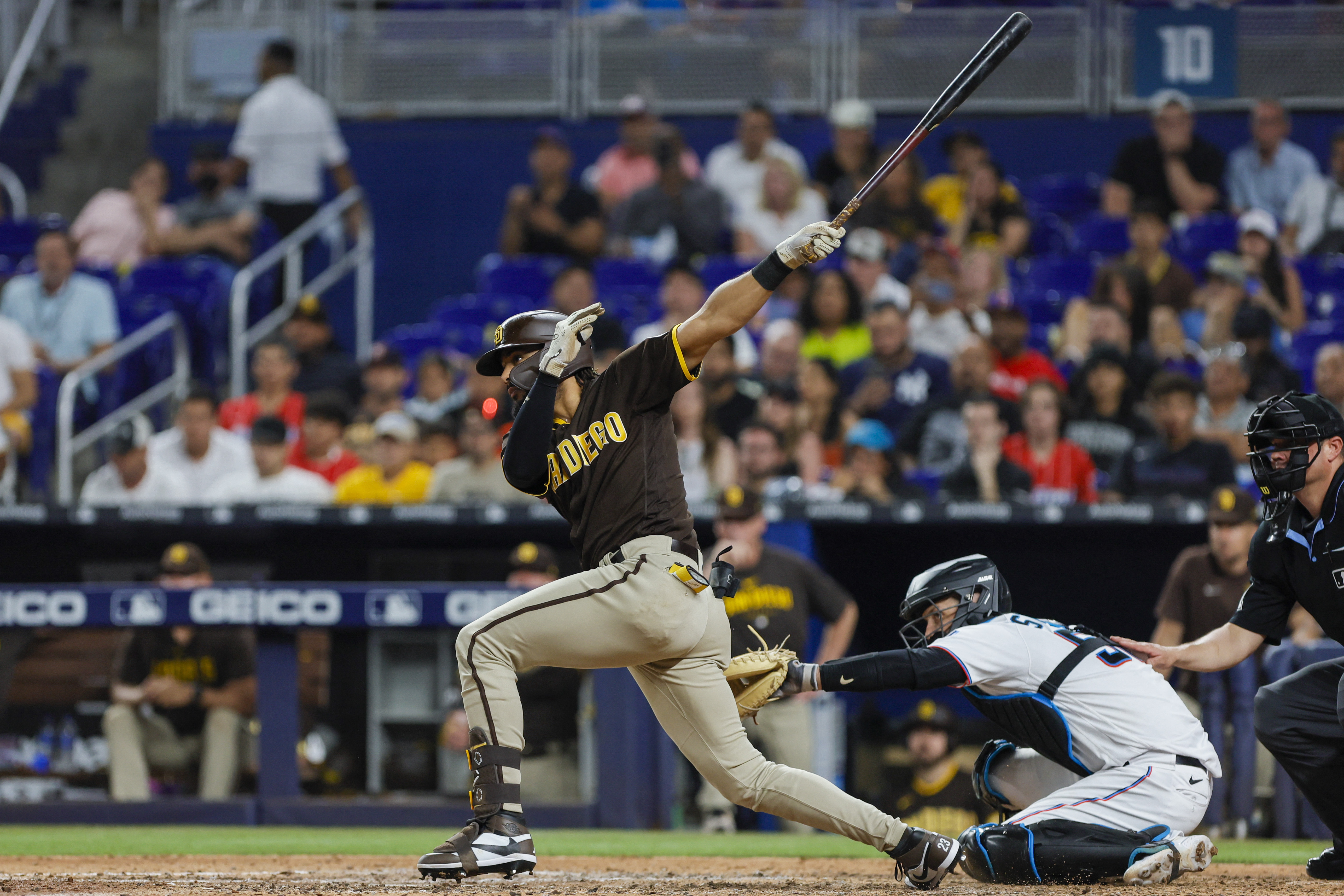 Padres rally past Marlins with five in ninth