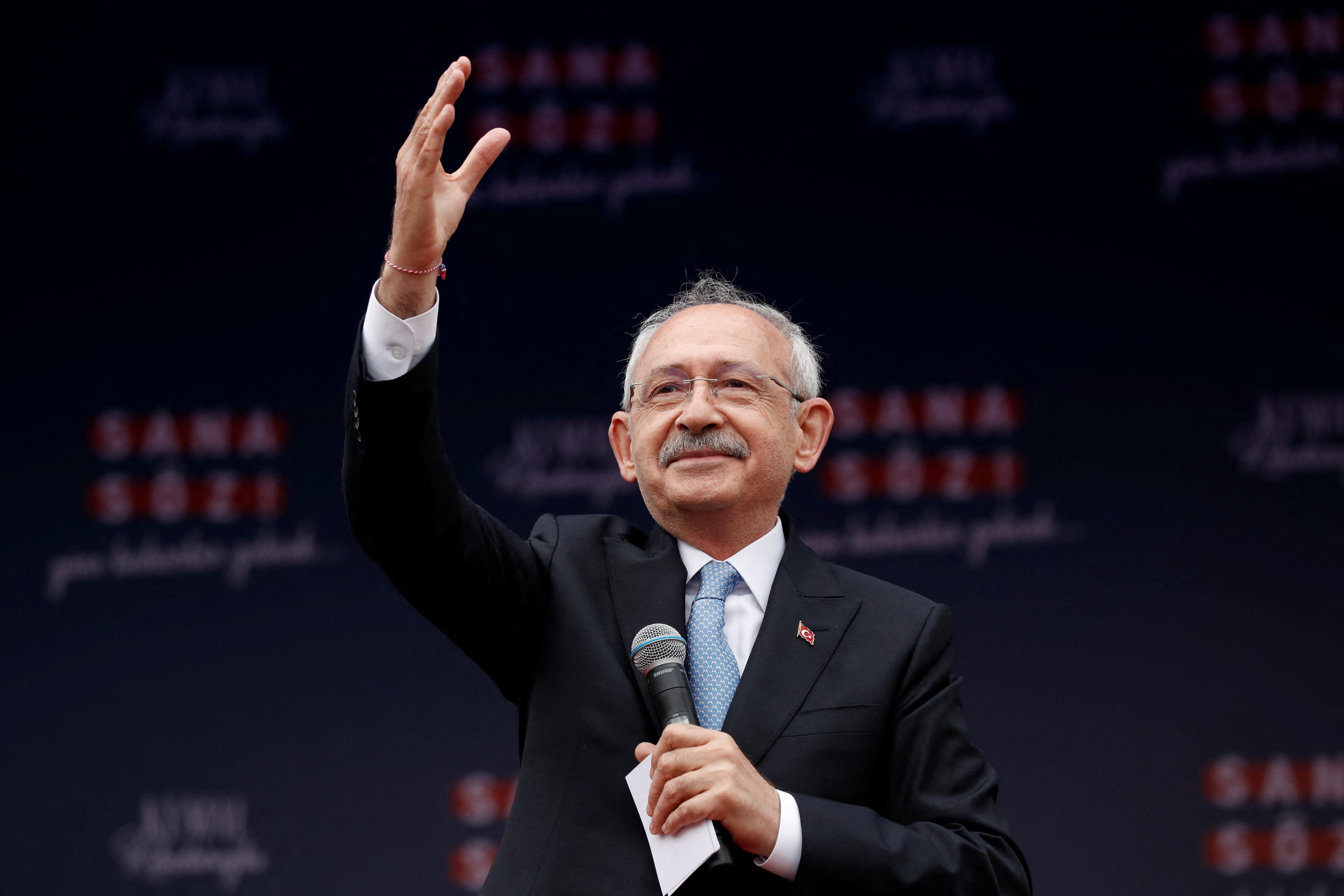 तुर्की के मुख्य विपक्षी गठबंधन के राष्ट्रपति पद के उम्मीदवार किलिकडारोग्लू टेकिरडाग में एक चुनावी रैली में हिस्सा लेते हुए