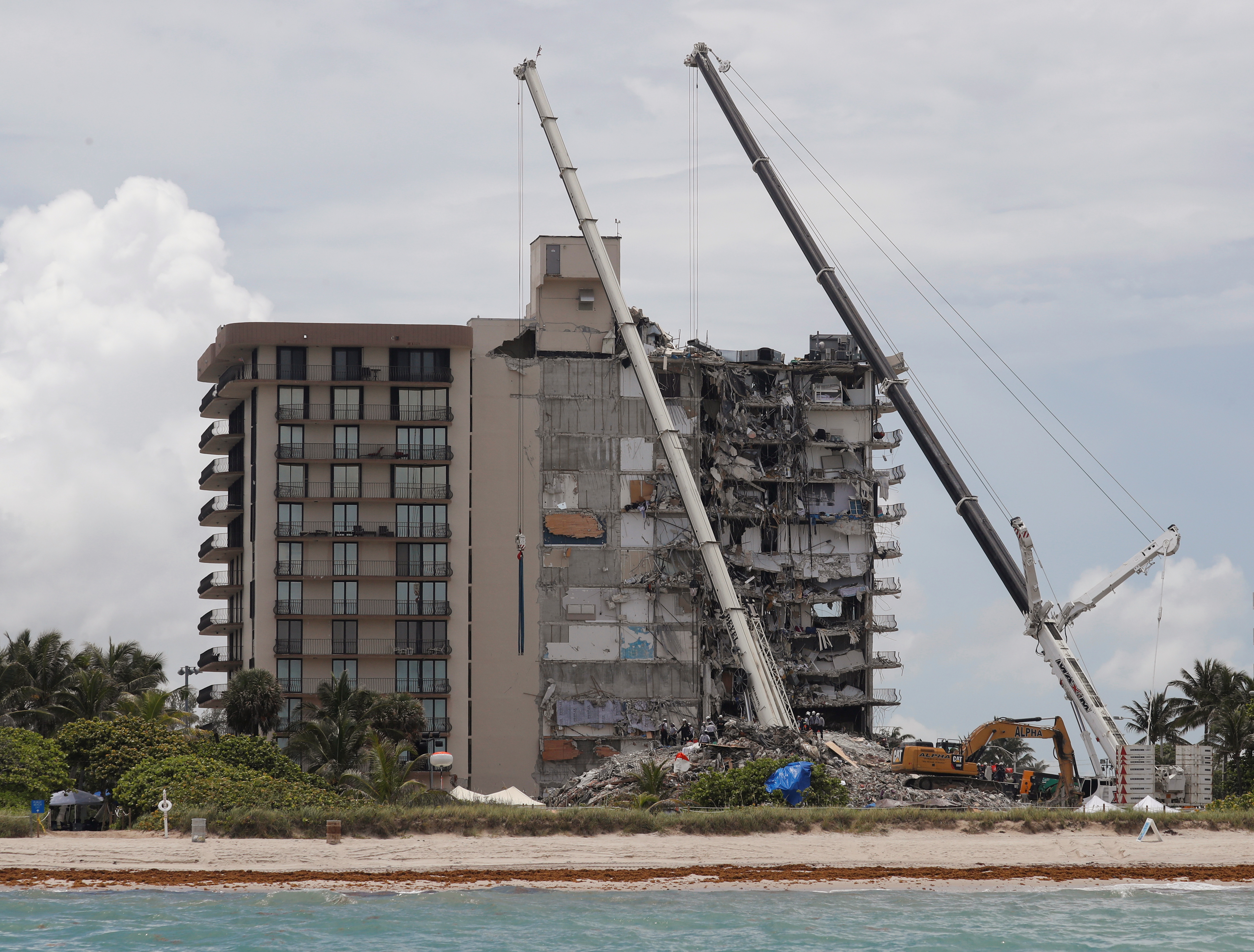 Death toll climbs to 11 in Florida condo collapse, 150 missing 8 Emergency workers conduct search and rescue efforts at the site of a partially collapsed residential building in Surfside, near Miami Beach, Florida, U.S. June 28, 2021. REUTERS/Joe Skipper