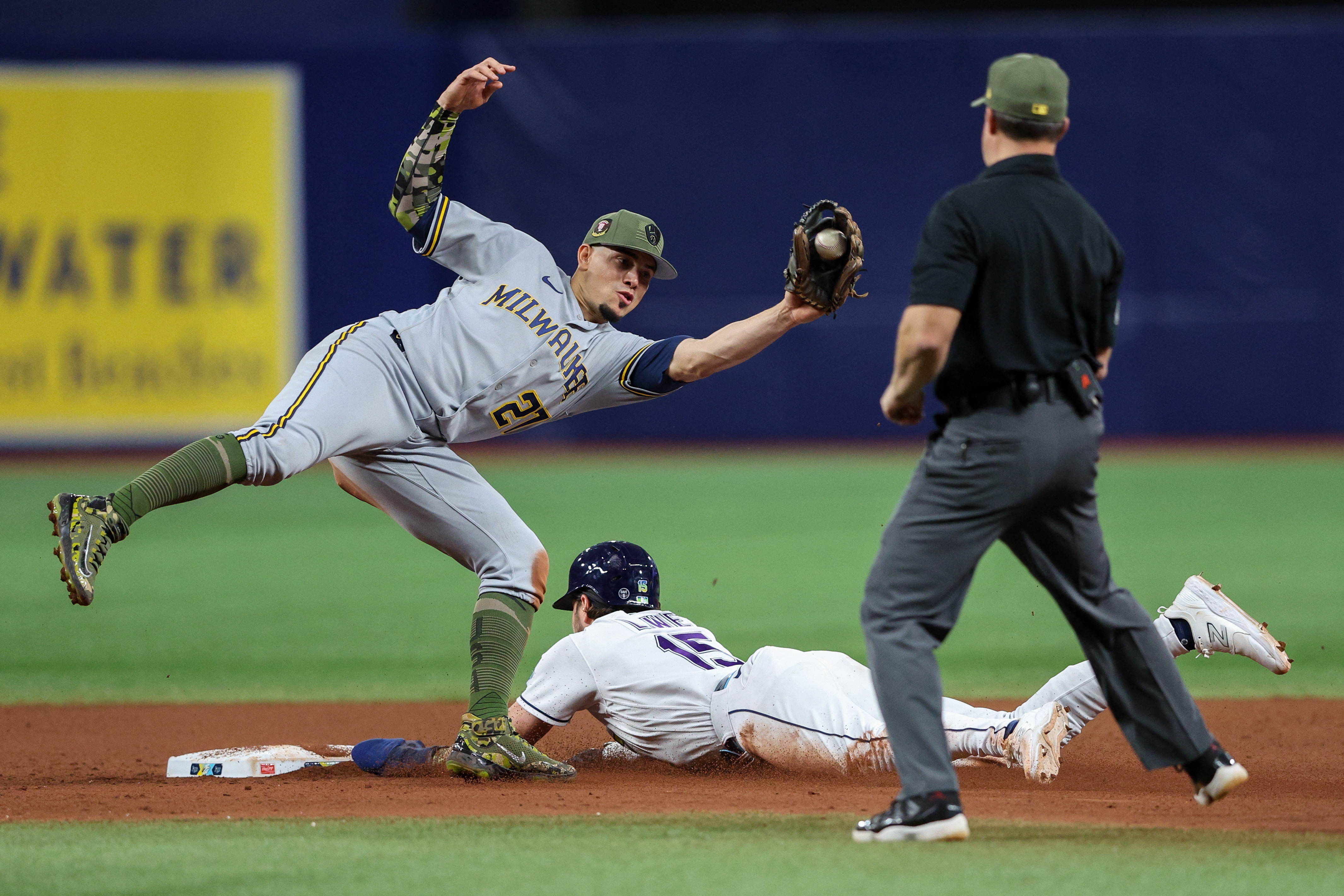 FOX Sports: MLB on X: Willy Adames extends the Brewers lead in