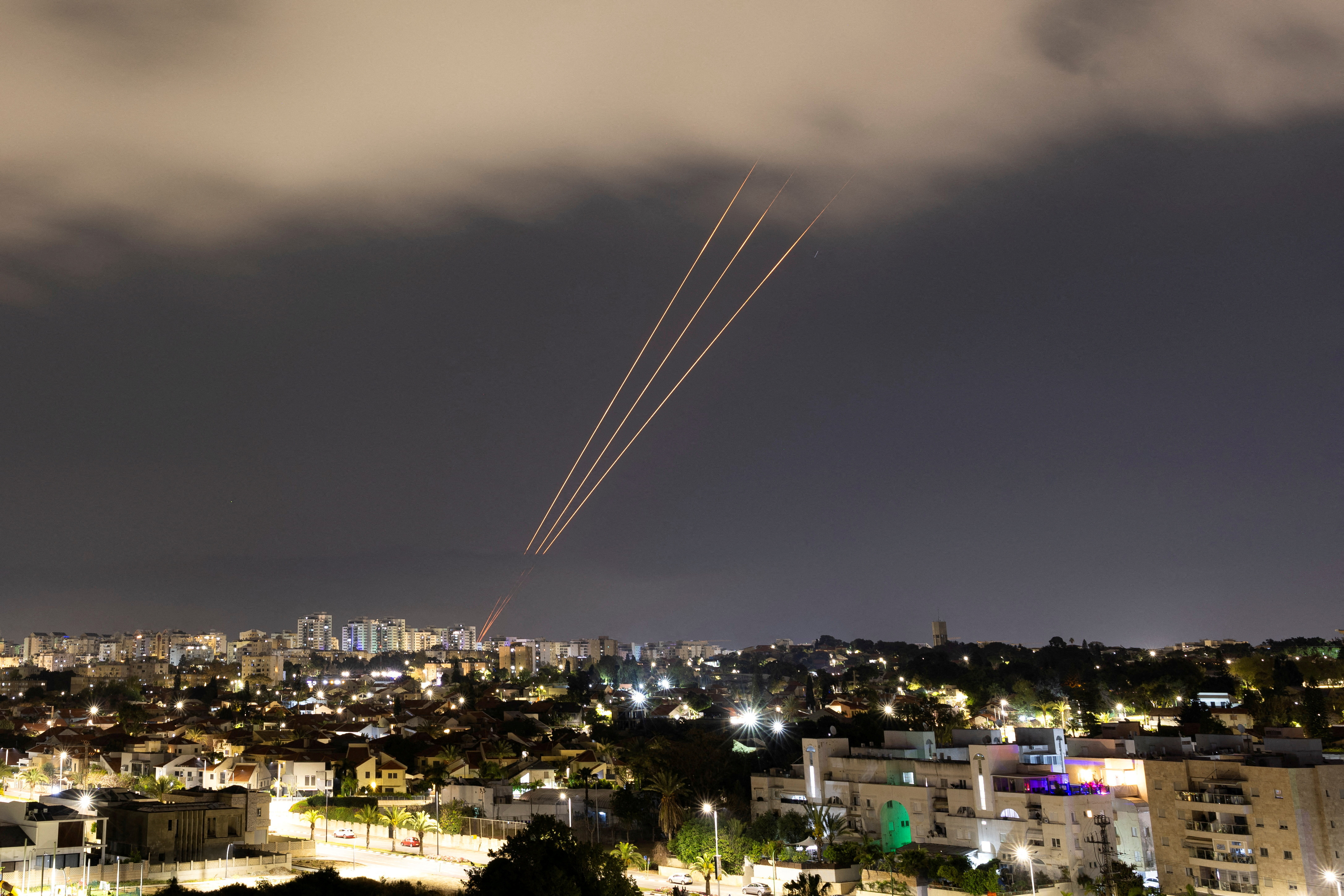 Aşkelon'dan görüldüğü gibi, İran'ın İsrail'e insansız hava araçları ve füzeler fırlatmasının ardından füze savunma sistemi çalışıyor