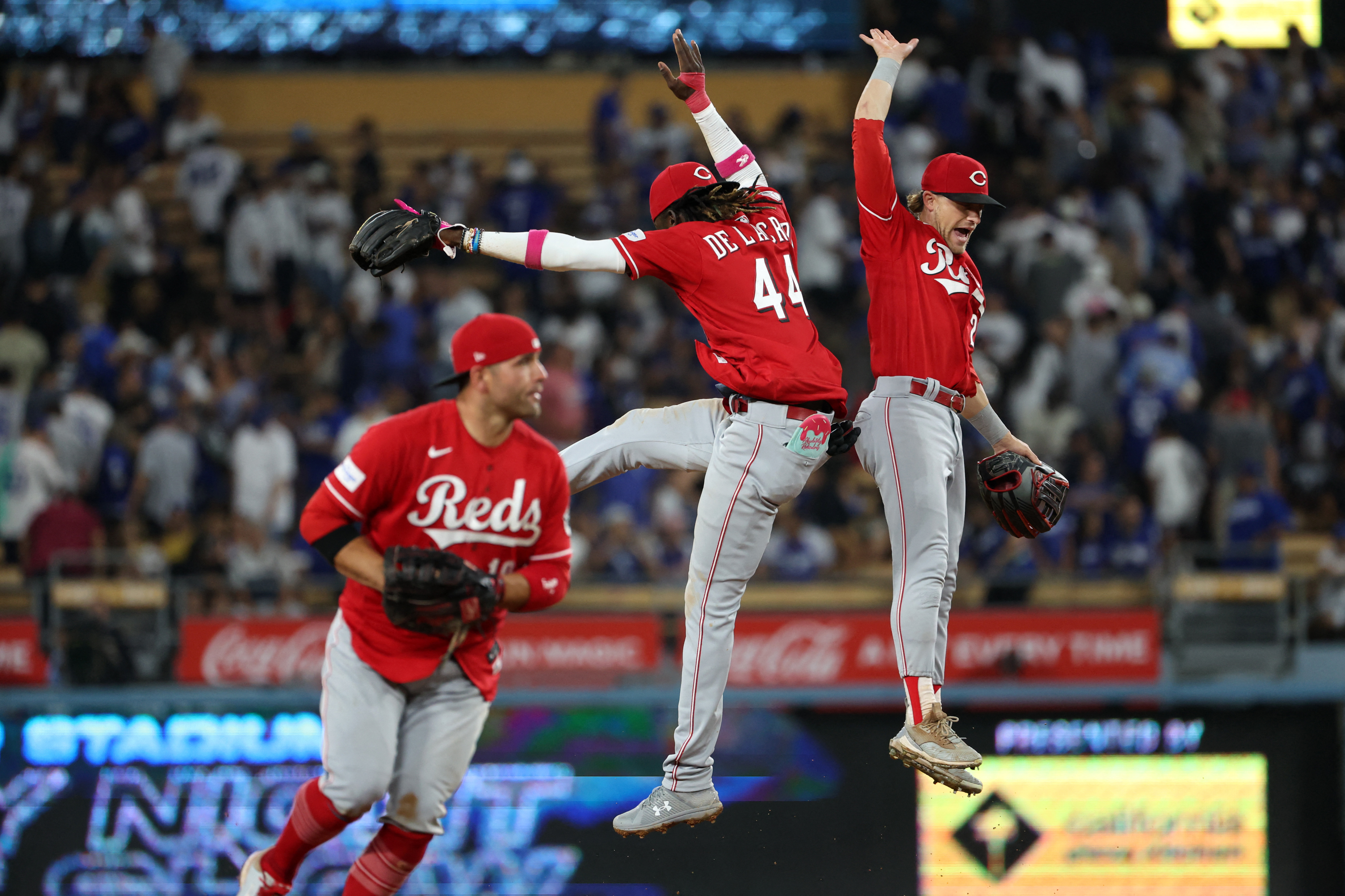 Reds hit two homers, hold on to beat Dodgers