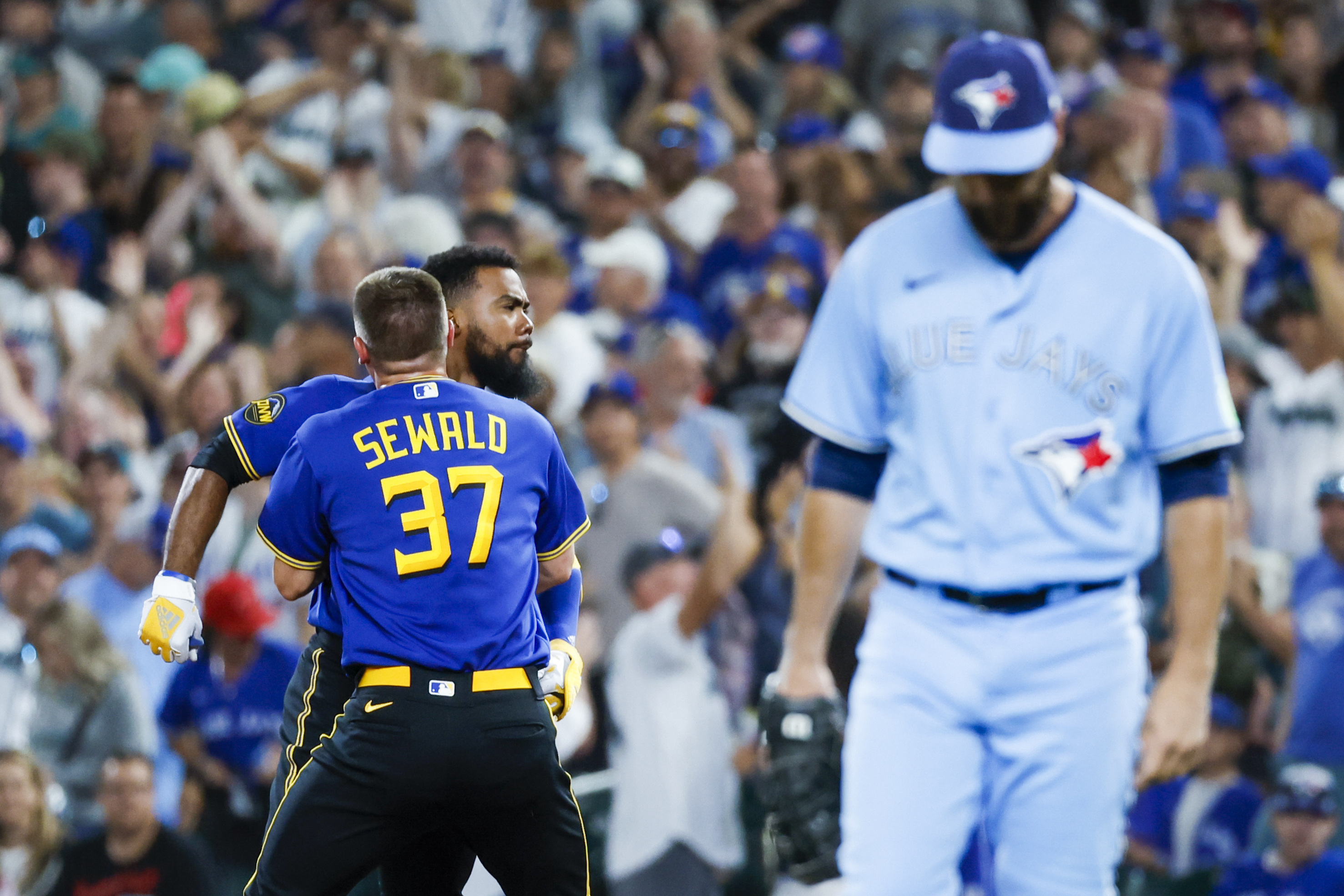 Hernández walks off old team as Mariners top Blue Jays 3-2