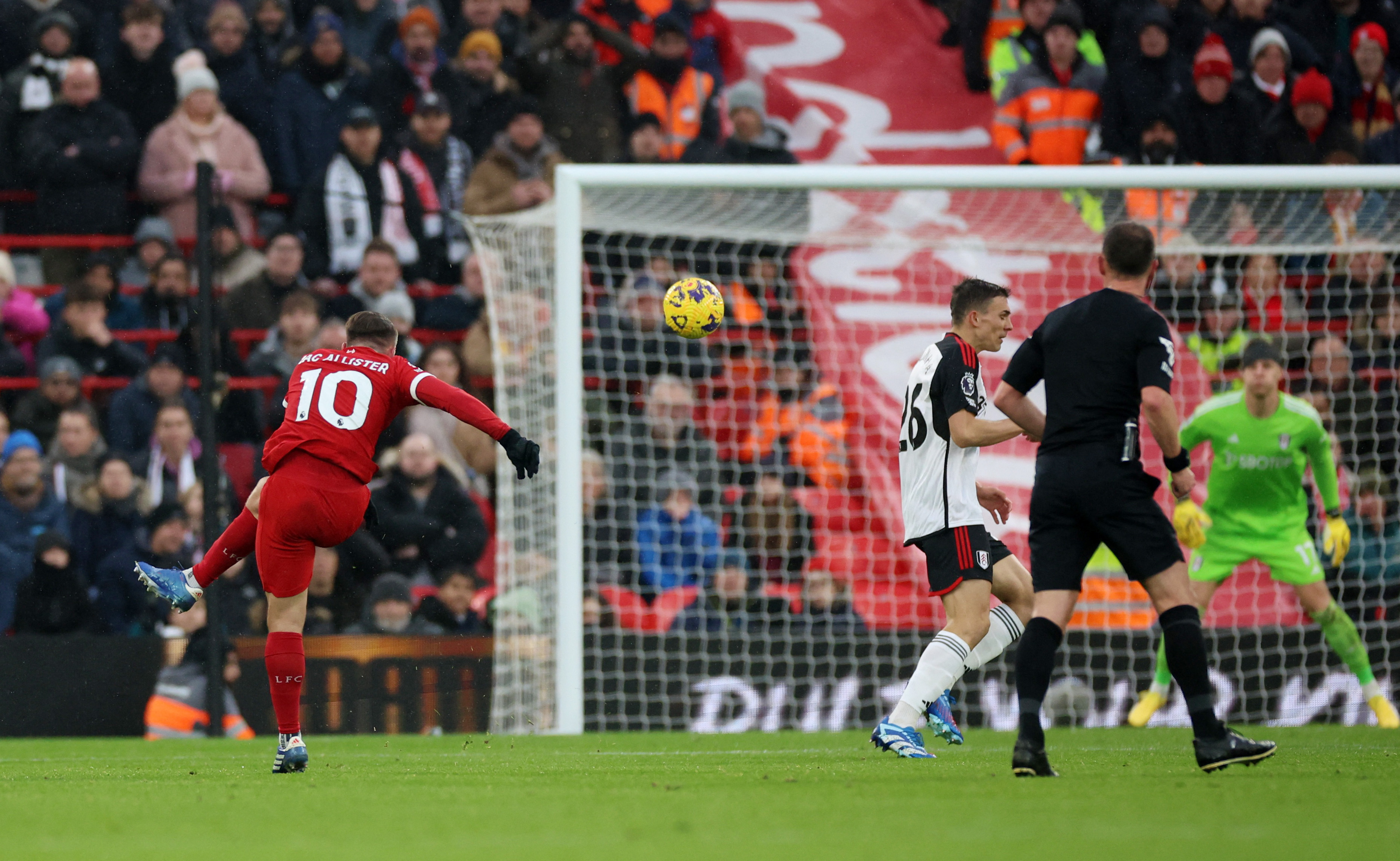 Man City held again in six-goal Spurs thriller, Liverpool move