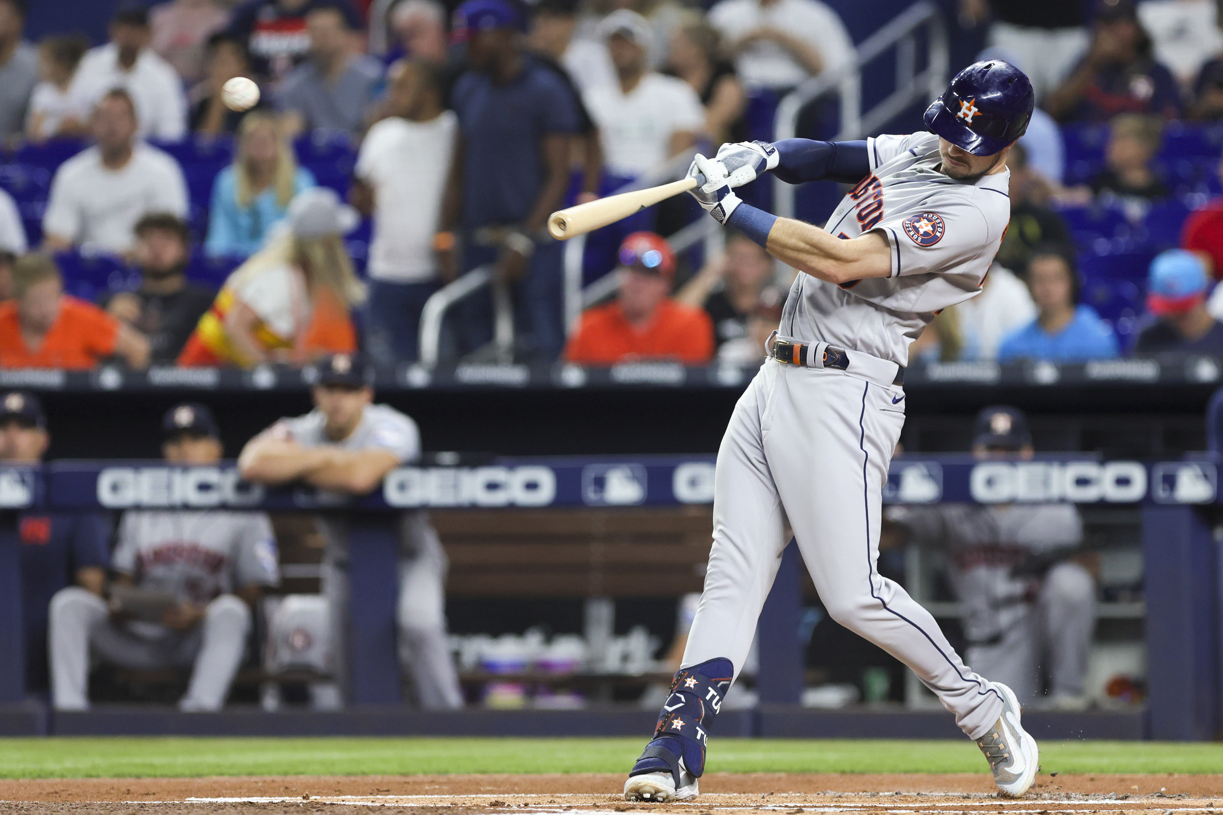 Jose Altuve (knee) exits, but Astros edge Marlins