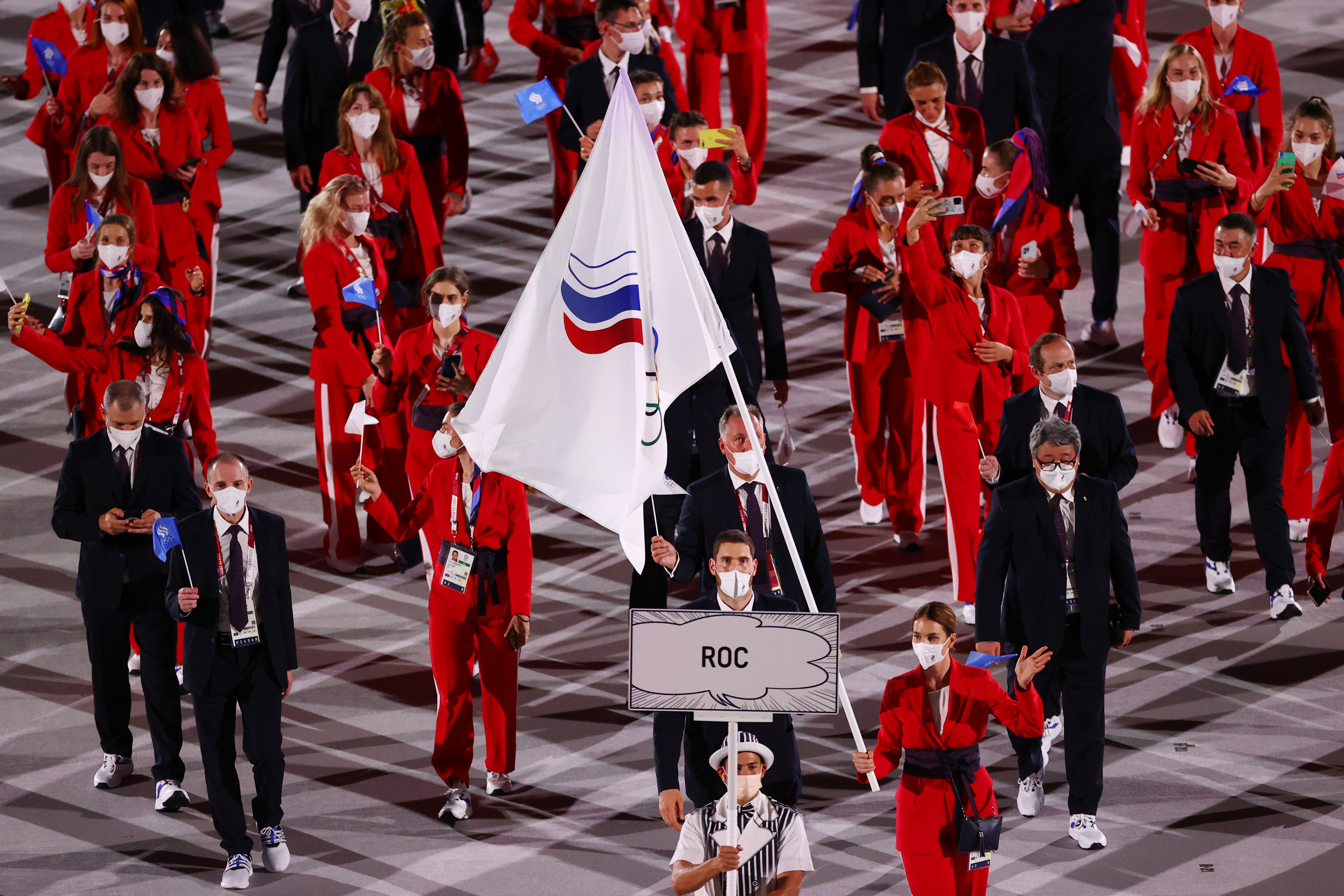 Красных олимпийские игры. Сборная России на Олимпиаде в Токио 2021. Церемония открытия олимпиады в Токио 2021. Знаменосец России на Олимпиаде в Токио.