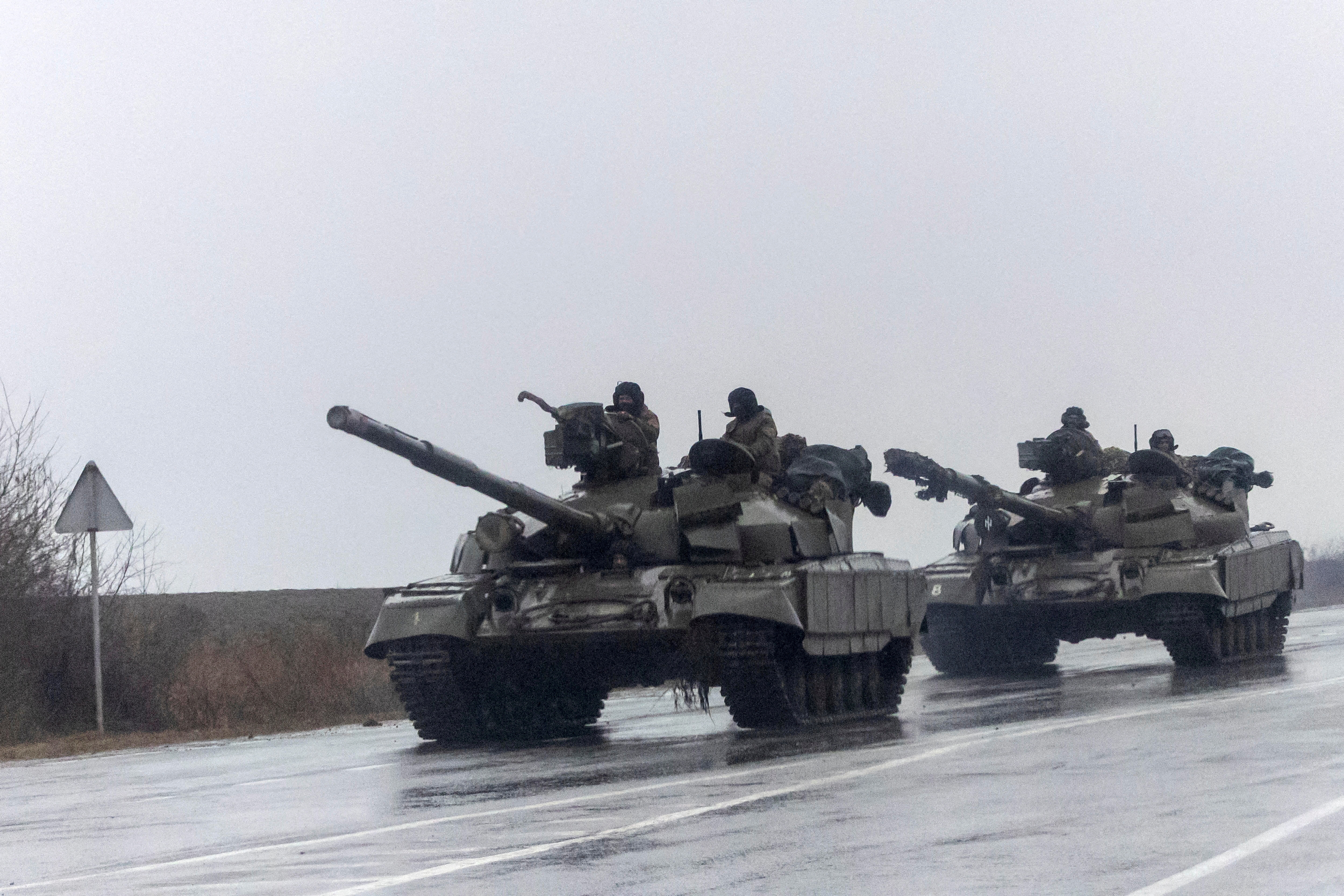 Ukrainian tanks move into the city, after Russian President Vladimir Putin authorized a military operation in eastern Ukraine, in Mariupol, February 24, 2022. REUTERS/Carlos Barria