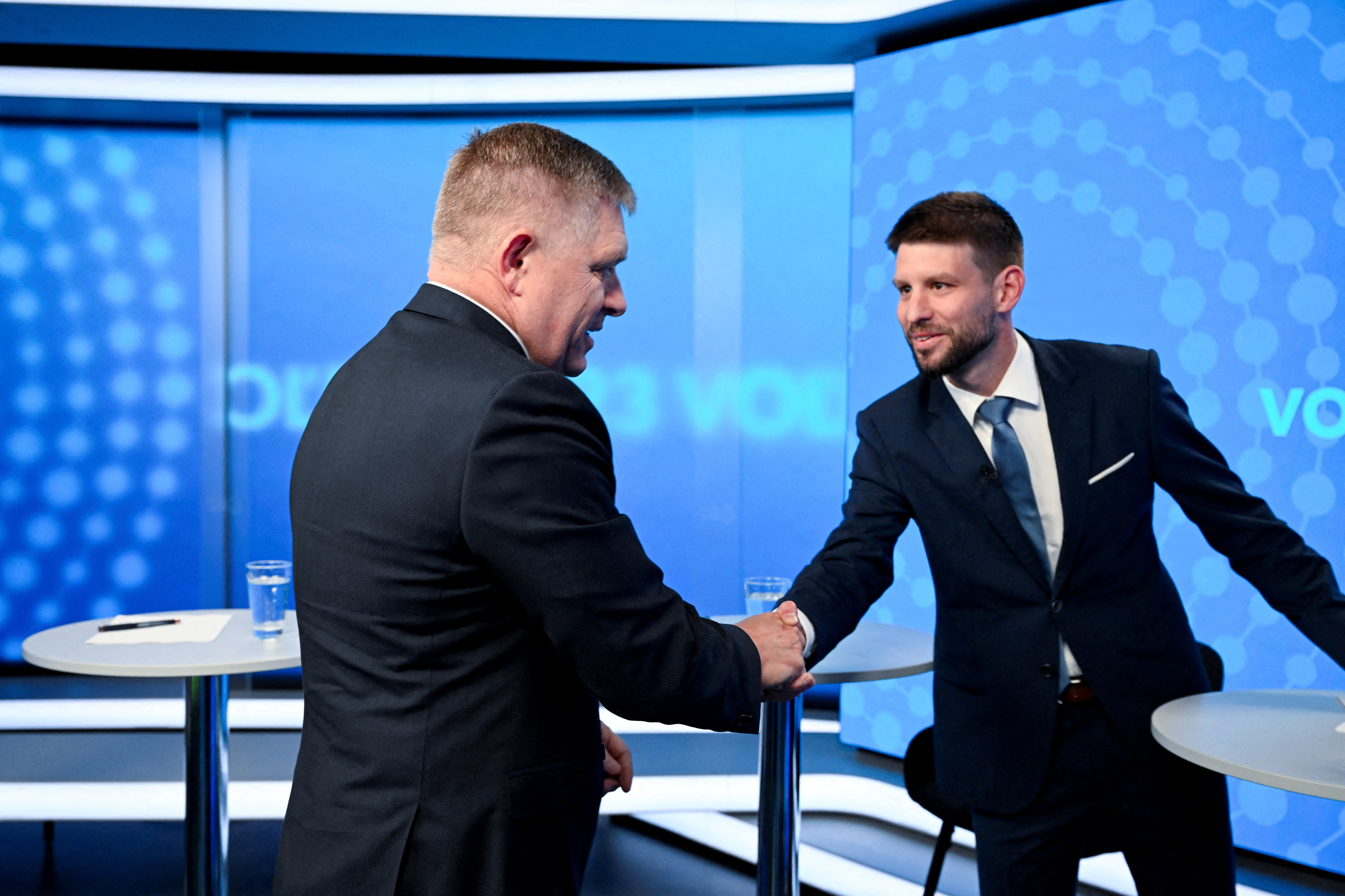 Robert Fico, líder SMER-SSD, a Michal Simica, líder Slovenskej pokrokovej strany, sa pred predčasnými slovenskými parlamentnými voľbami v Bratislave vítajú podaním ruky pred televíznou debatou na TV TA3.