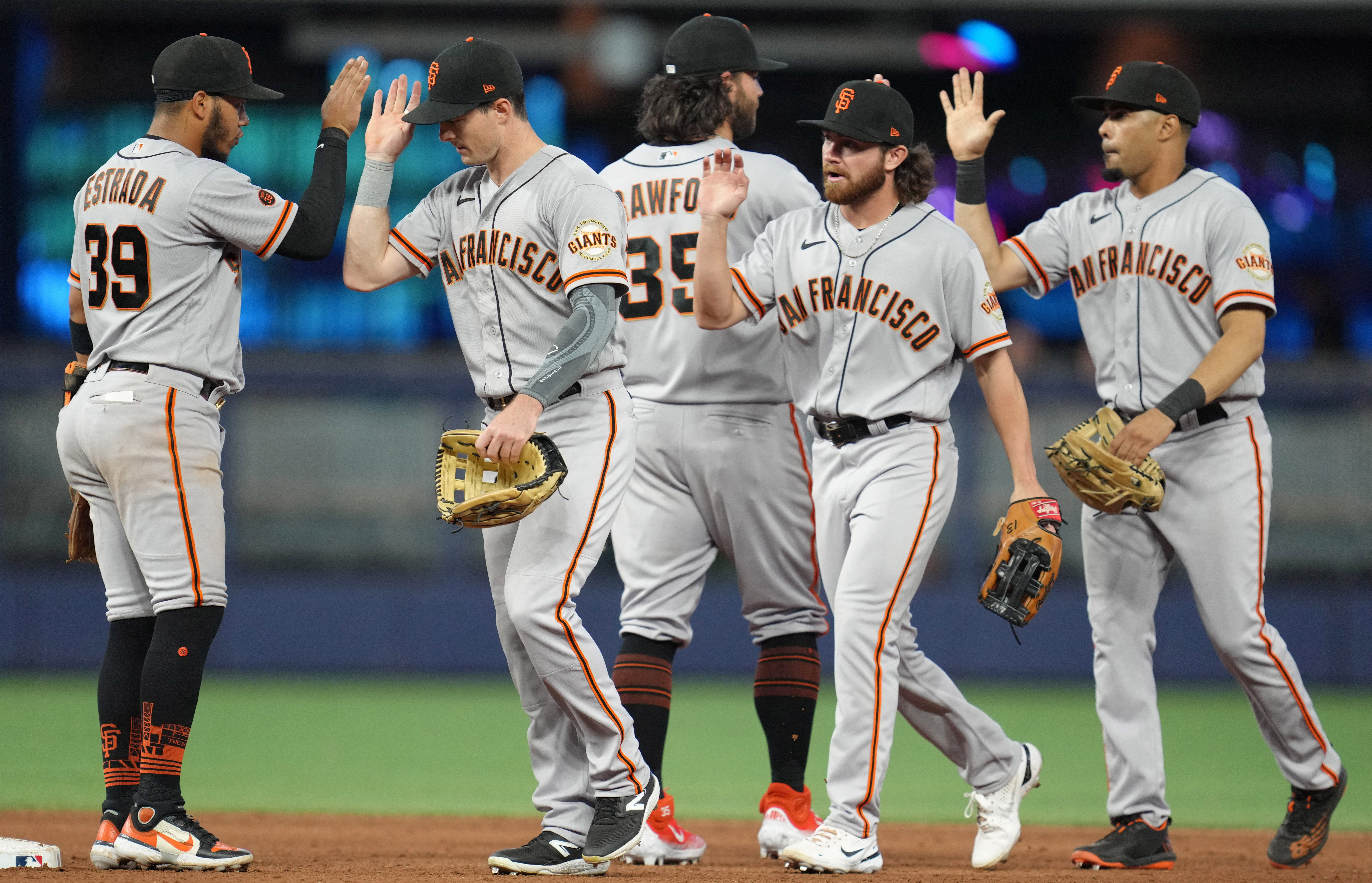 Giants explode for four runs in 11th to slay Marlins