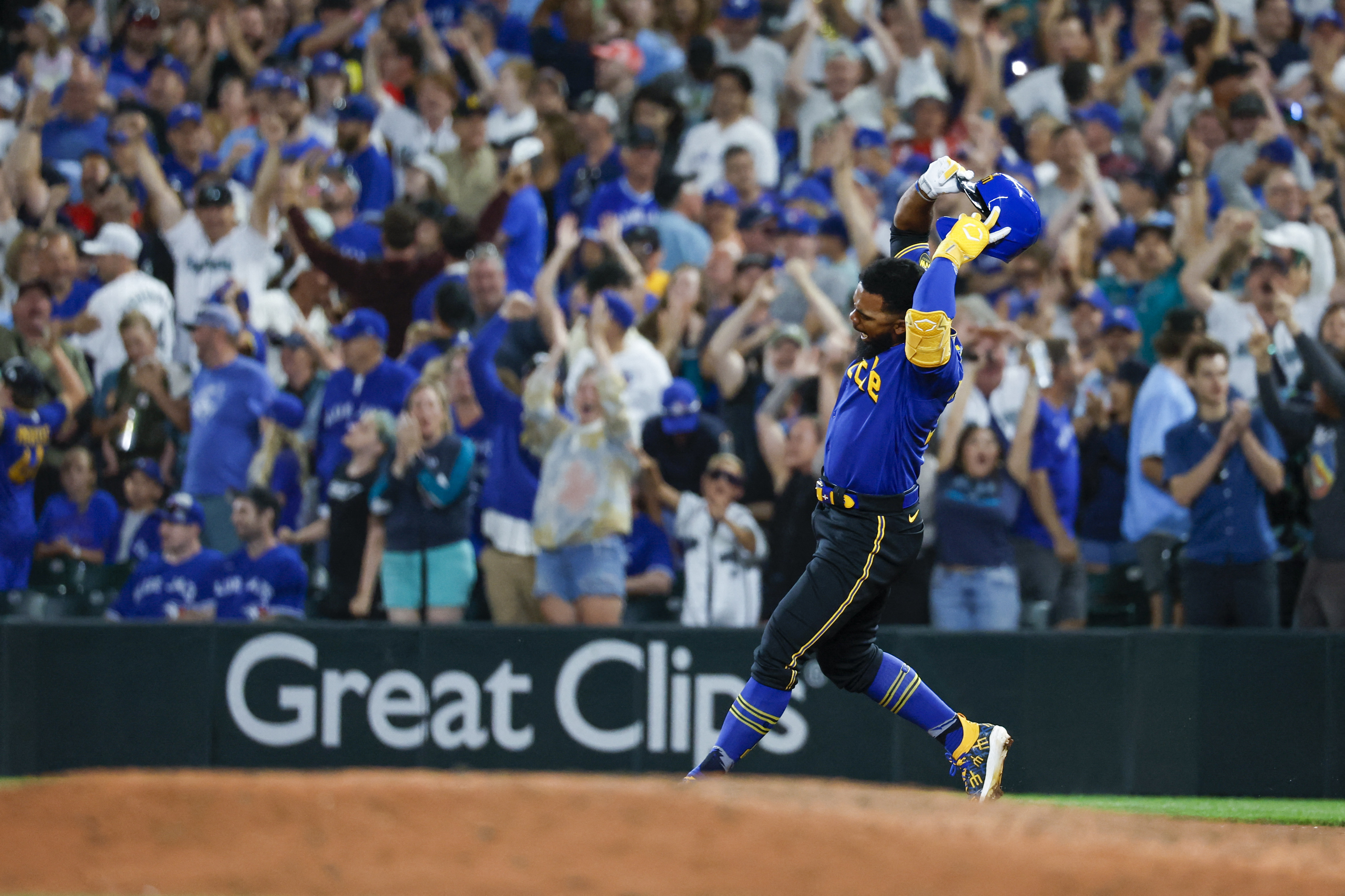 Hernández walks off old team as Mariners top Blue Jays 3-2