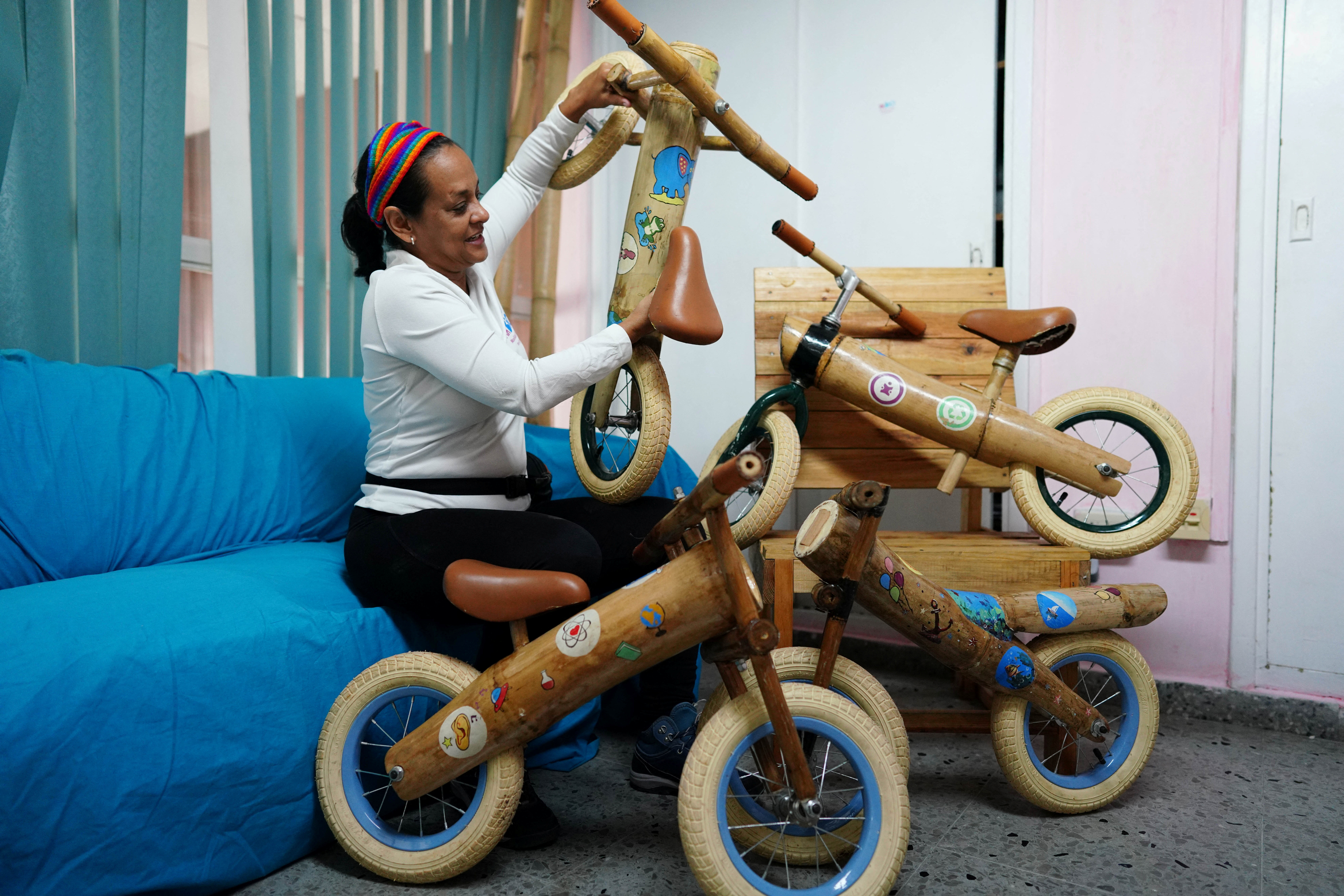 Cubans produce light, eco-friendly bamboo bicycles at small workshop