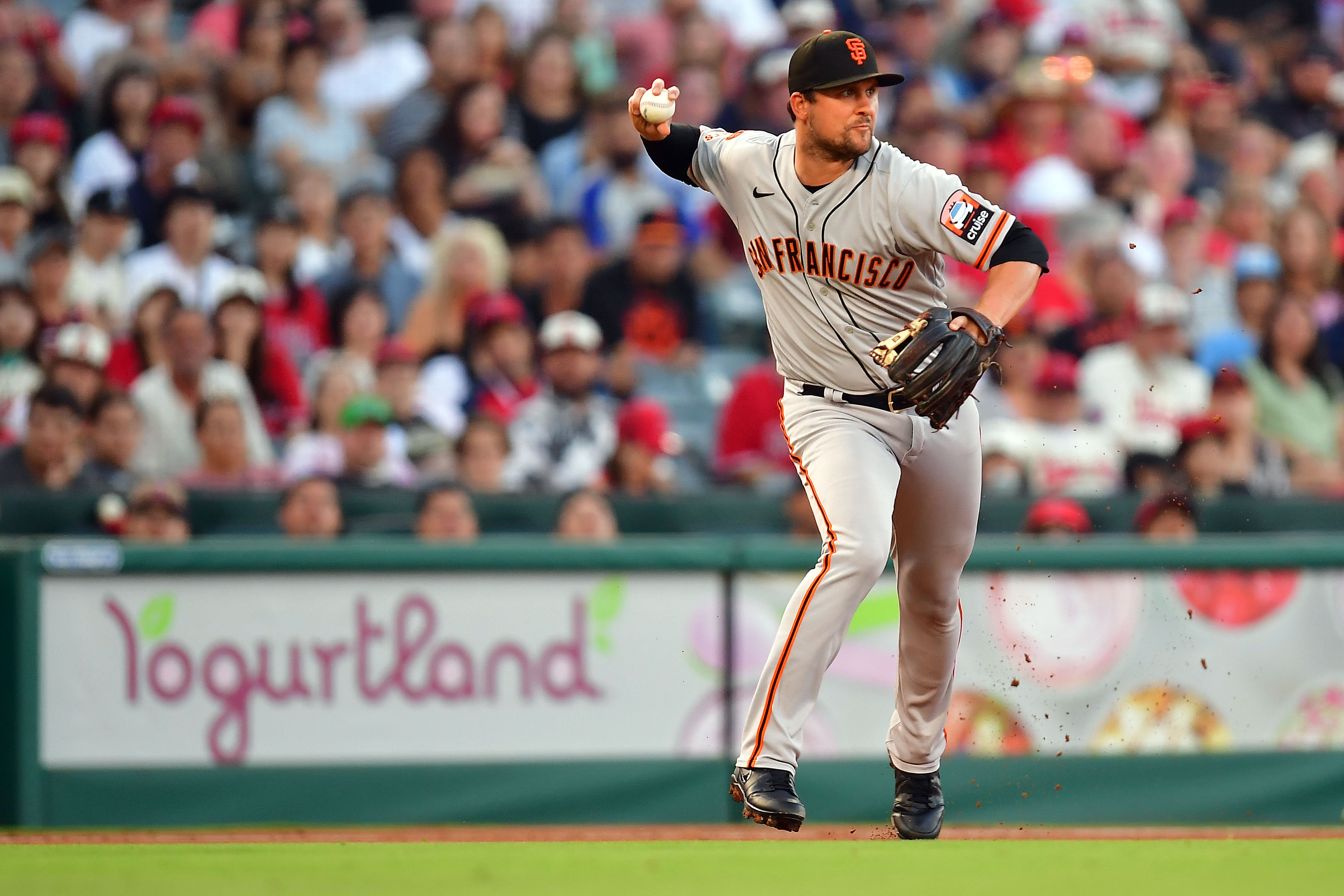 Giants score 6 runs in 9th to rally past Angels