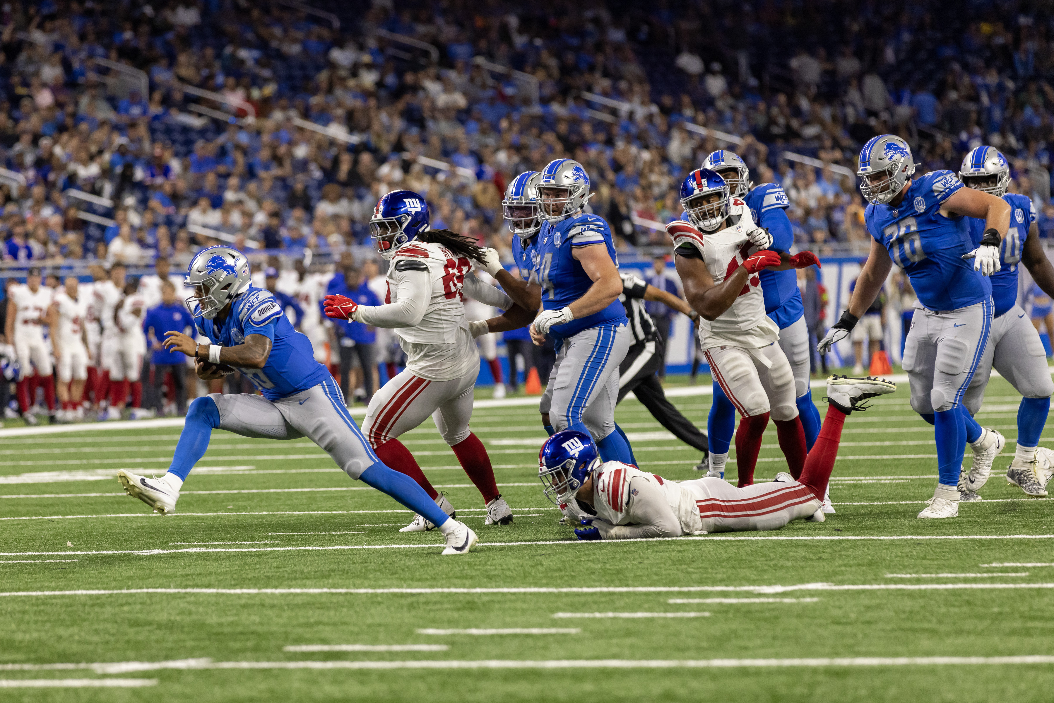 Lions push past Giants in preseason opener on late QB sneak