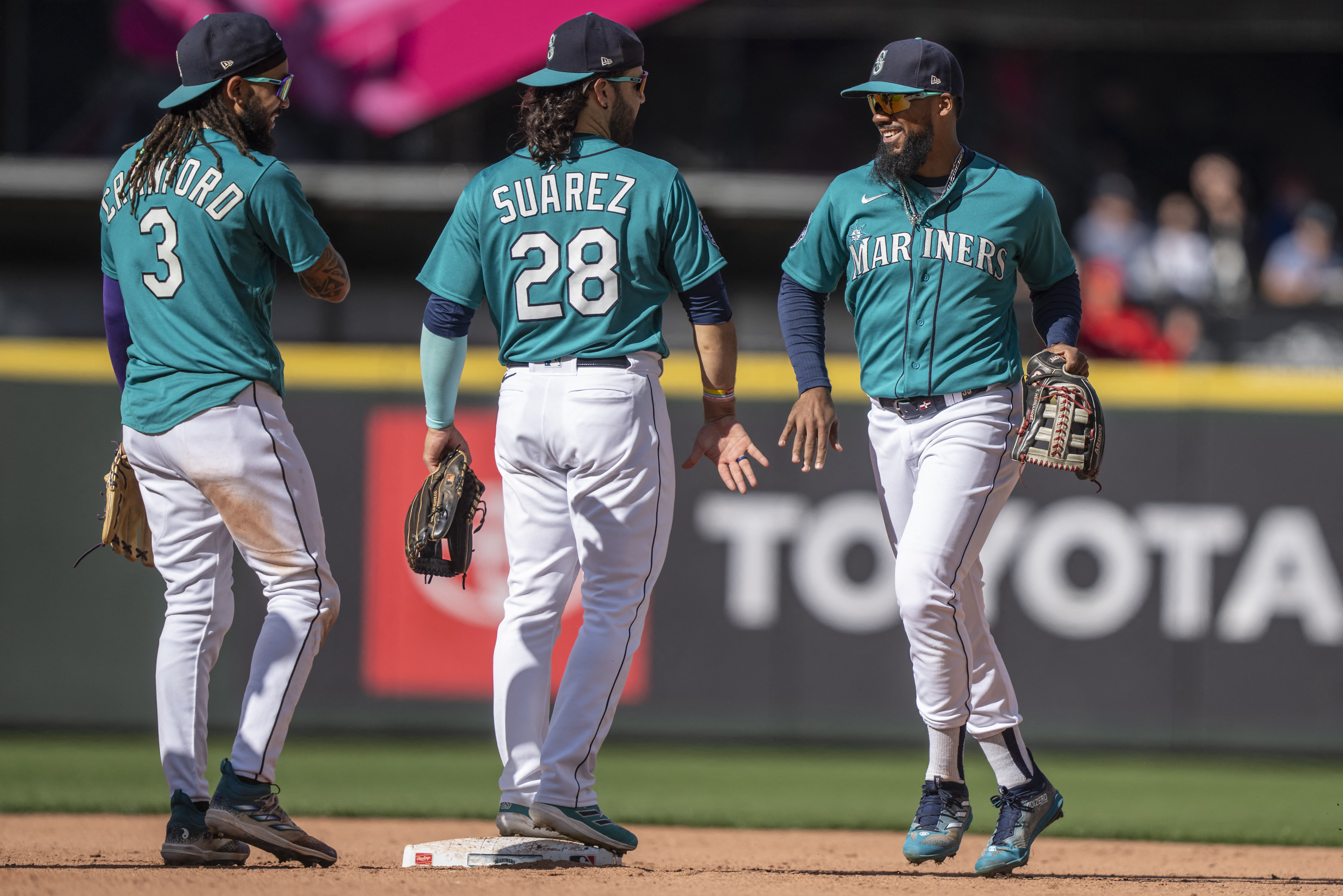 Mariners keep pace in playoff run, 3-2 over Angels