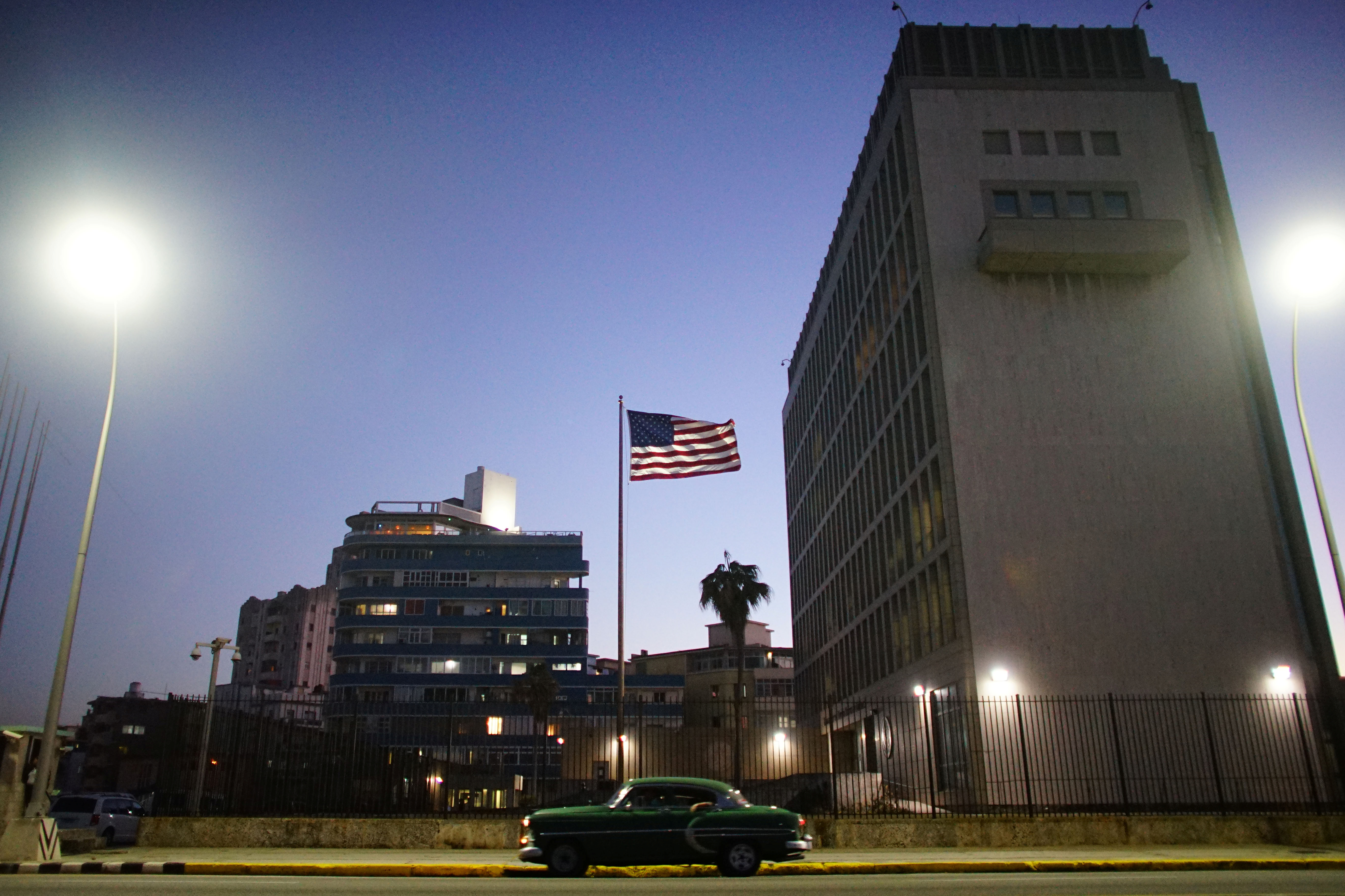 Un auto antiguo pasa frente a la Embajada de Estados Unidos en La Habana, Cuba, 12 de enero de 2017. REUTERS / Alexandre Meneghini