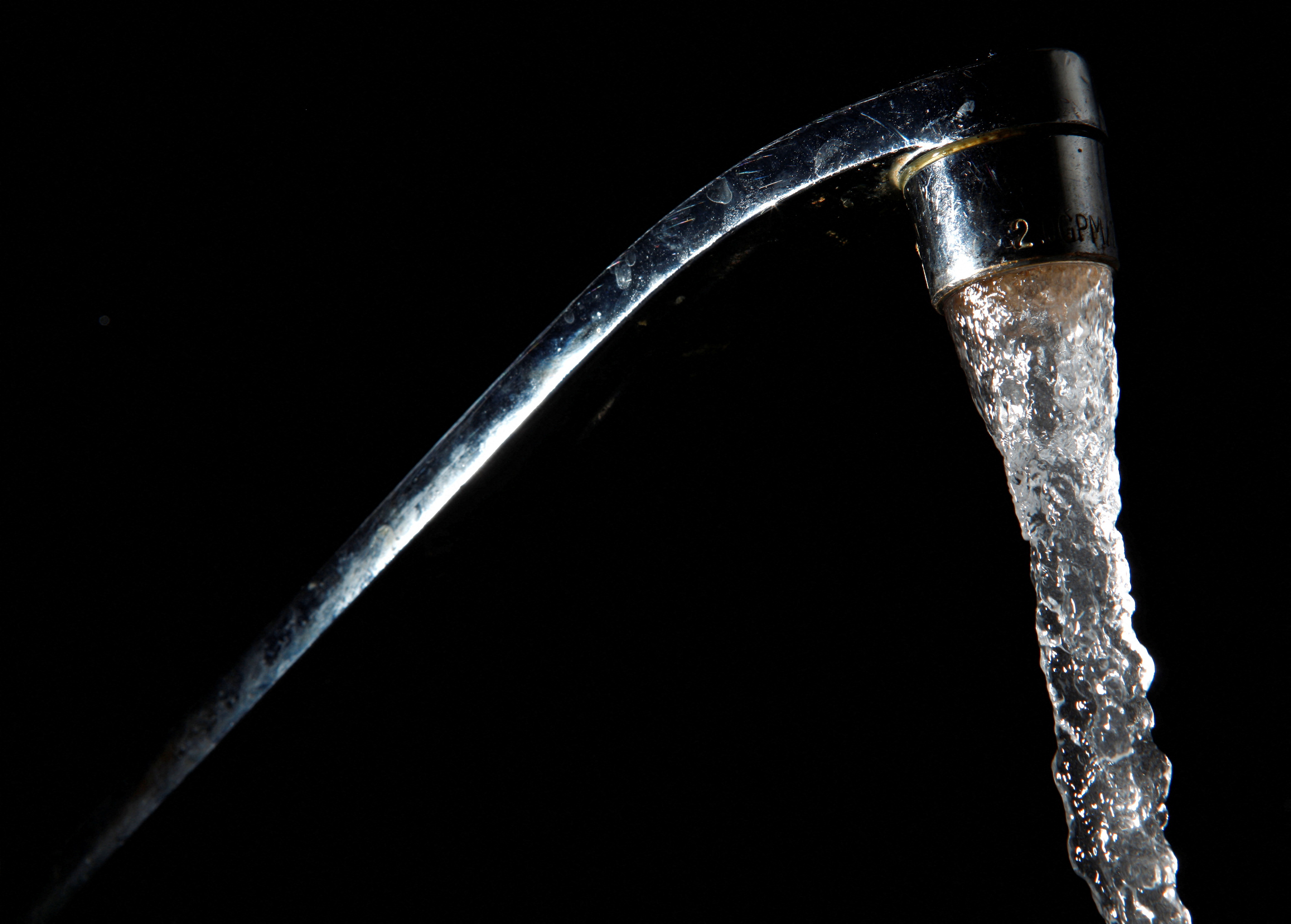 Tap water comes out of a faucet in New York, June 14, 2009.  REUTERS/Eric Thayer