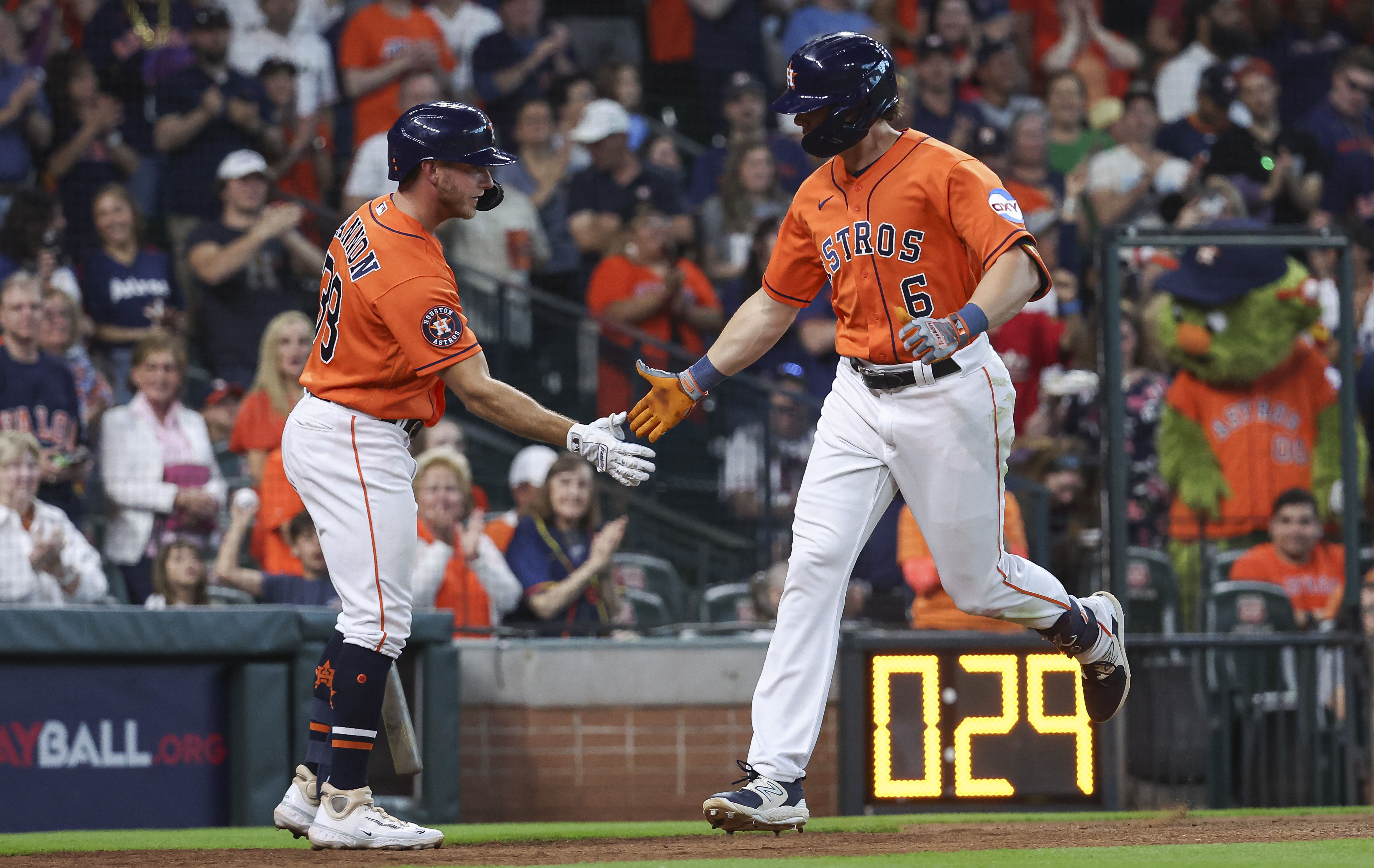 Astros squeak past Phils, claim one game in series