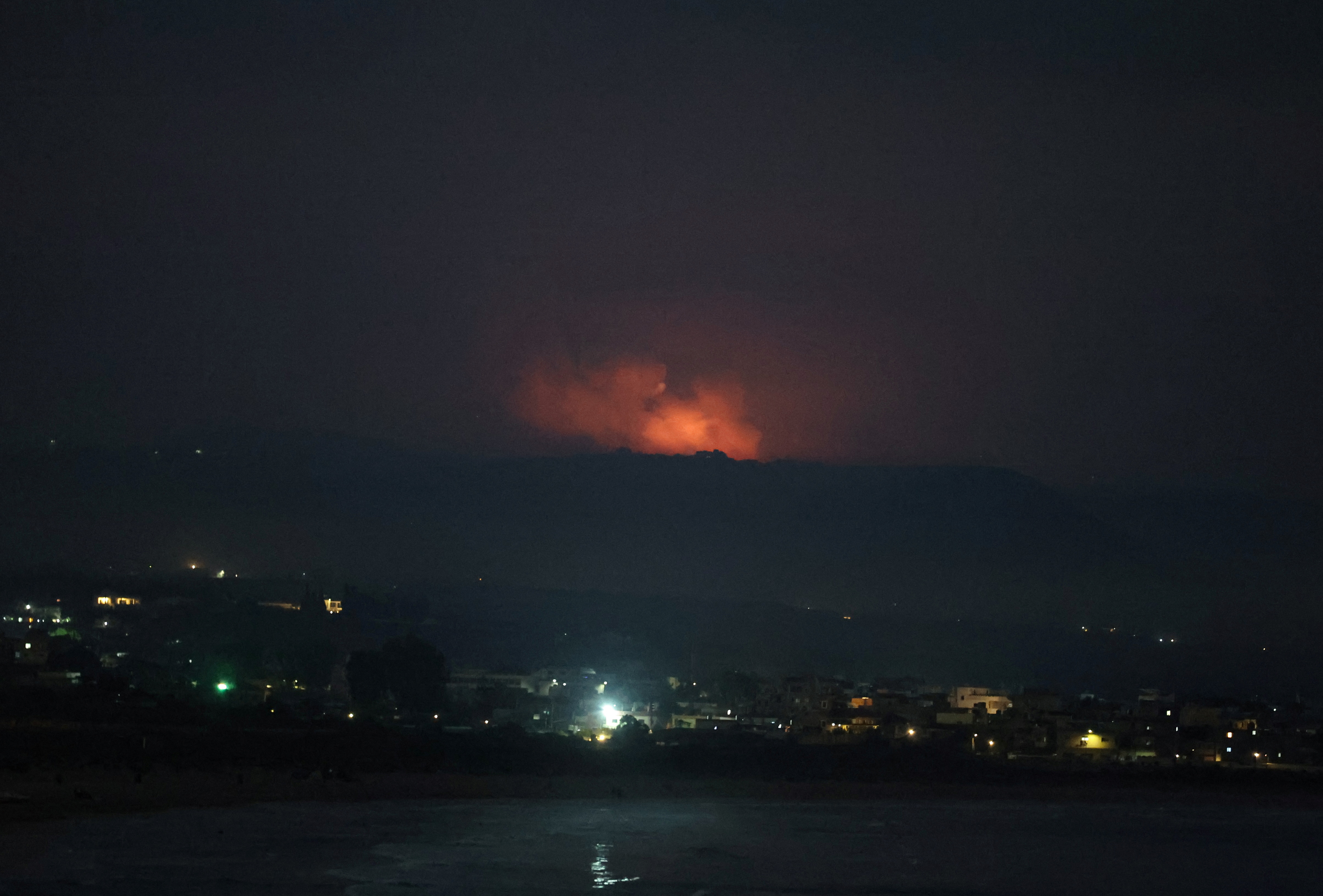 Μια άποψη δείχνει καπνό στη λιβανική πλευρά των συνόρων με το Ισραήλ, όπως φαίνεται από την Τύρο, στο νότιο Λίβανο