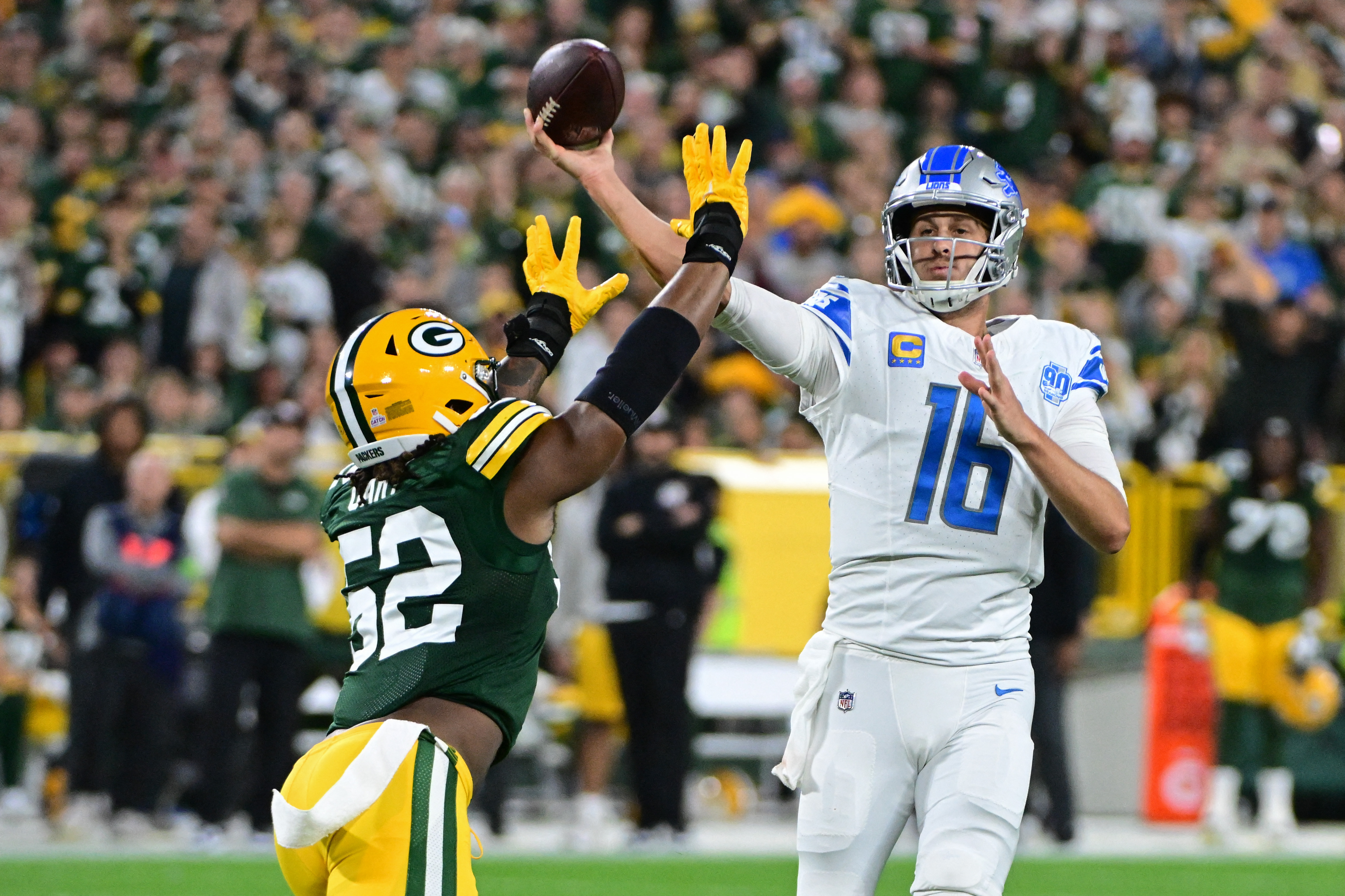 David Montgomery helps Lions top Packers, move into first in NFC