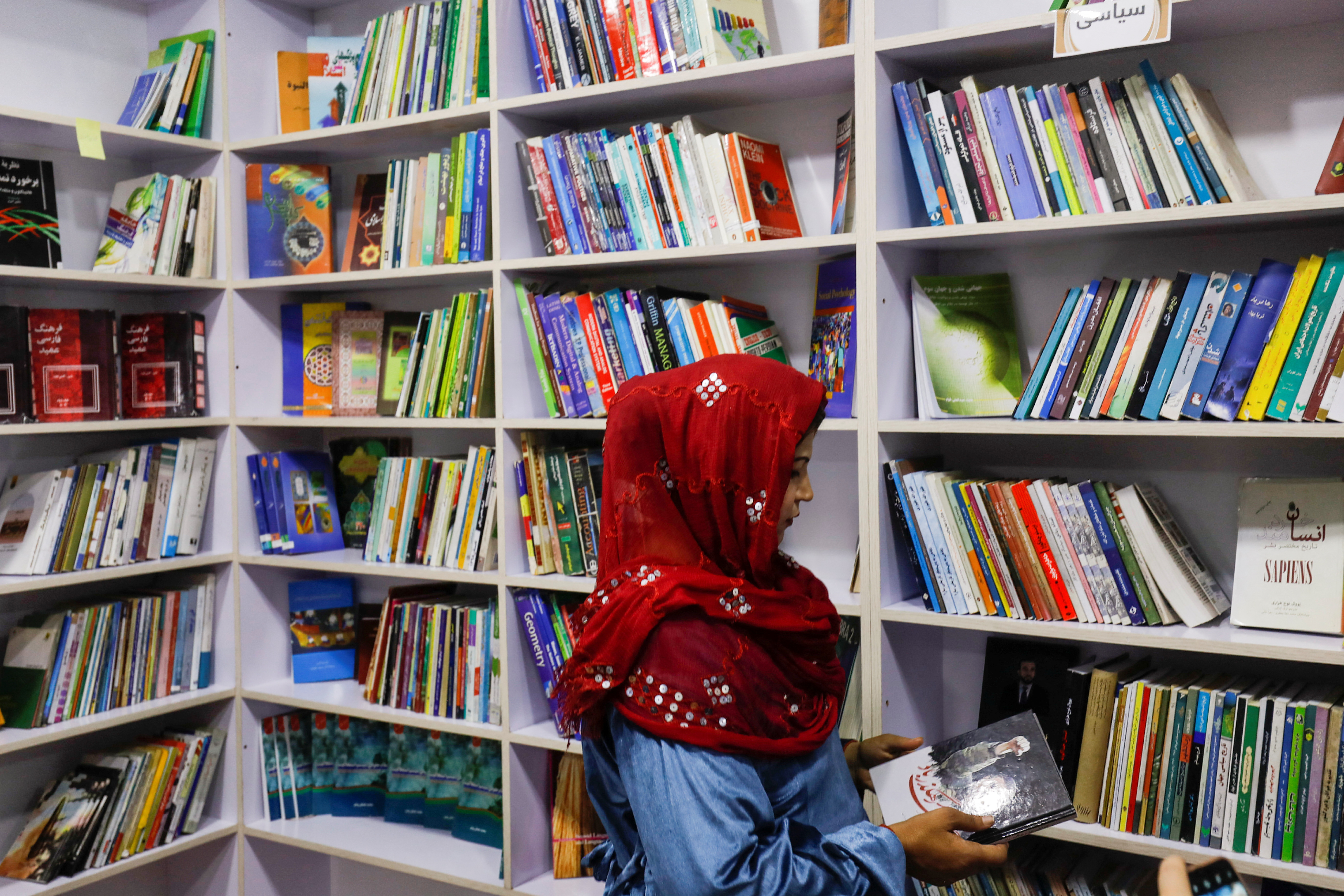 Afghan woman attends the inauguration of women's library in Kabul