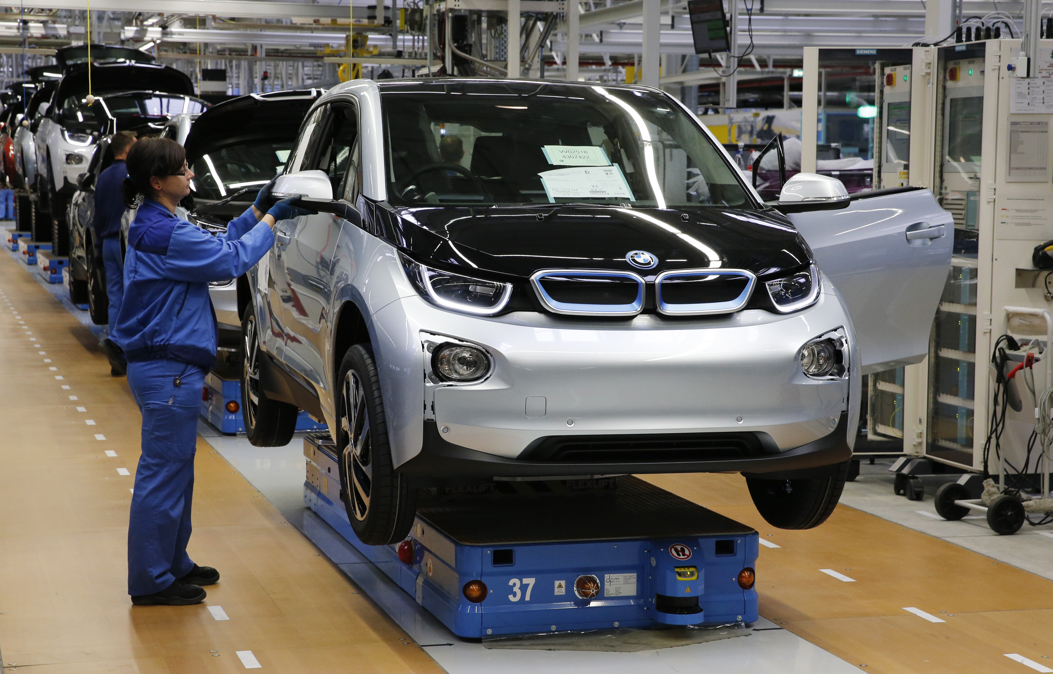 A worker makes final checks at the serial production BMW i3 electric car in the BMW factory in Leipzig September 18, 2013.  REUTERS/Fabrizio Bensch