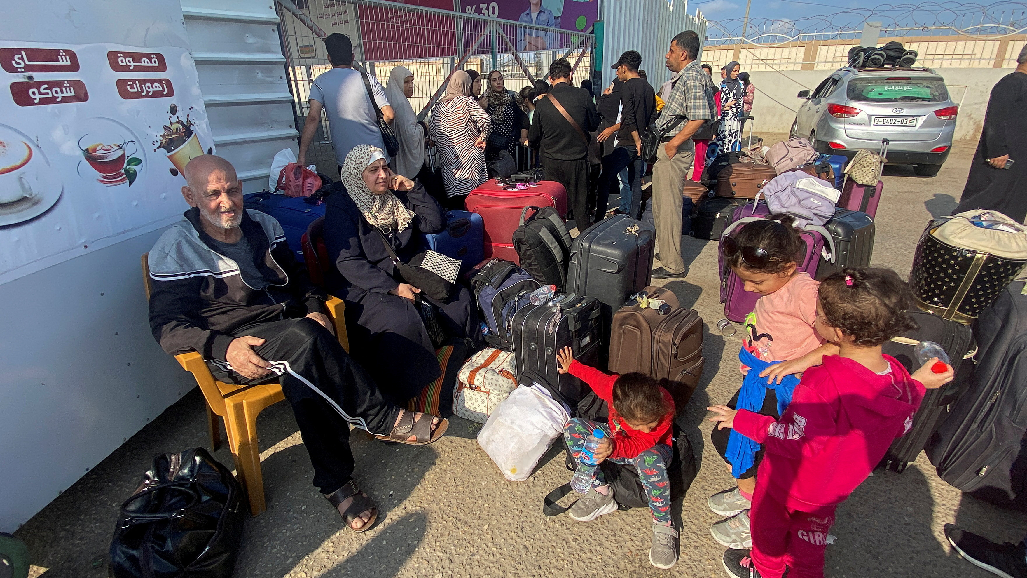 Палестинци с двойно гражданство чакат пред граничния пункт Рафа с Египет с надеждата да получат разрешение да напуснат Газа