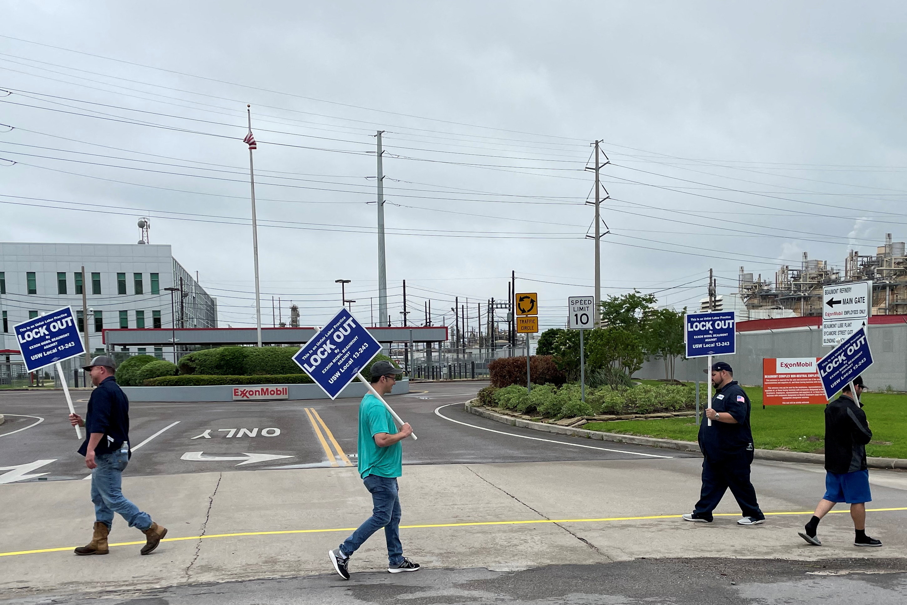 United Steelworkers (USW) union members picket outside Exxon Mobil's oil refinery amid a contract dispute in Beaumont, Texas, U.S., May 1, 2021. Exxon locked out the plant's about 650 union-represented employees citing fears of a strike. Picture taken May 1, 2021. REUTERS/Erwin Seba/File Photo
