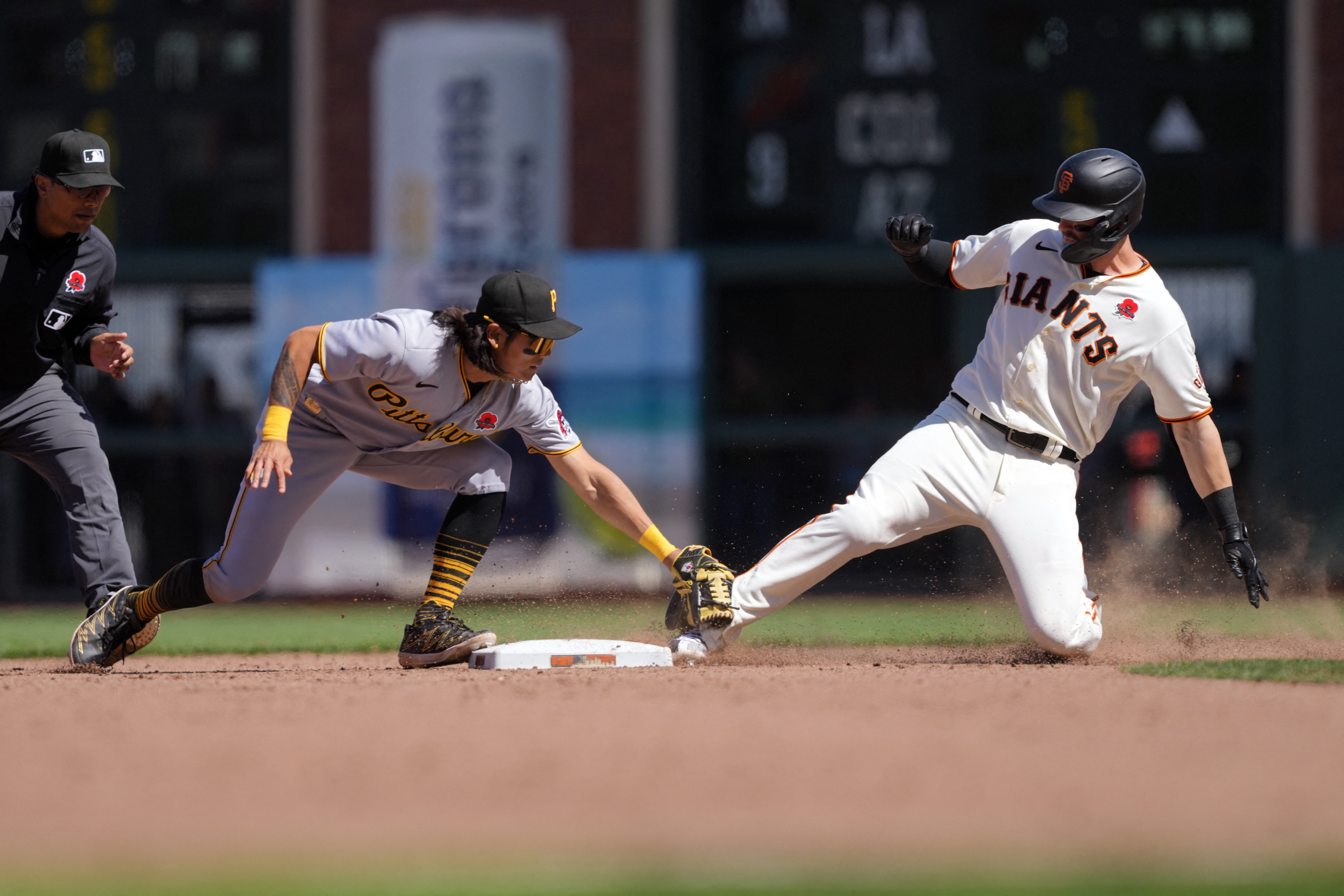 Giants explode in 7th inning, blast Pirates