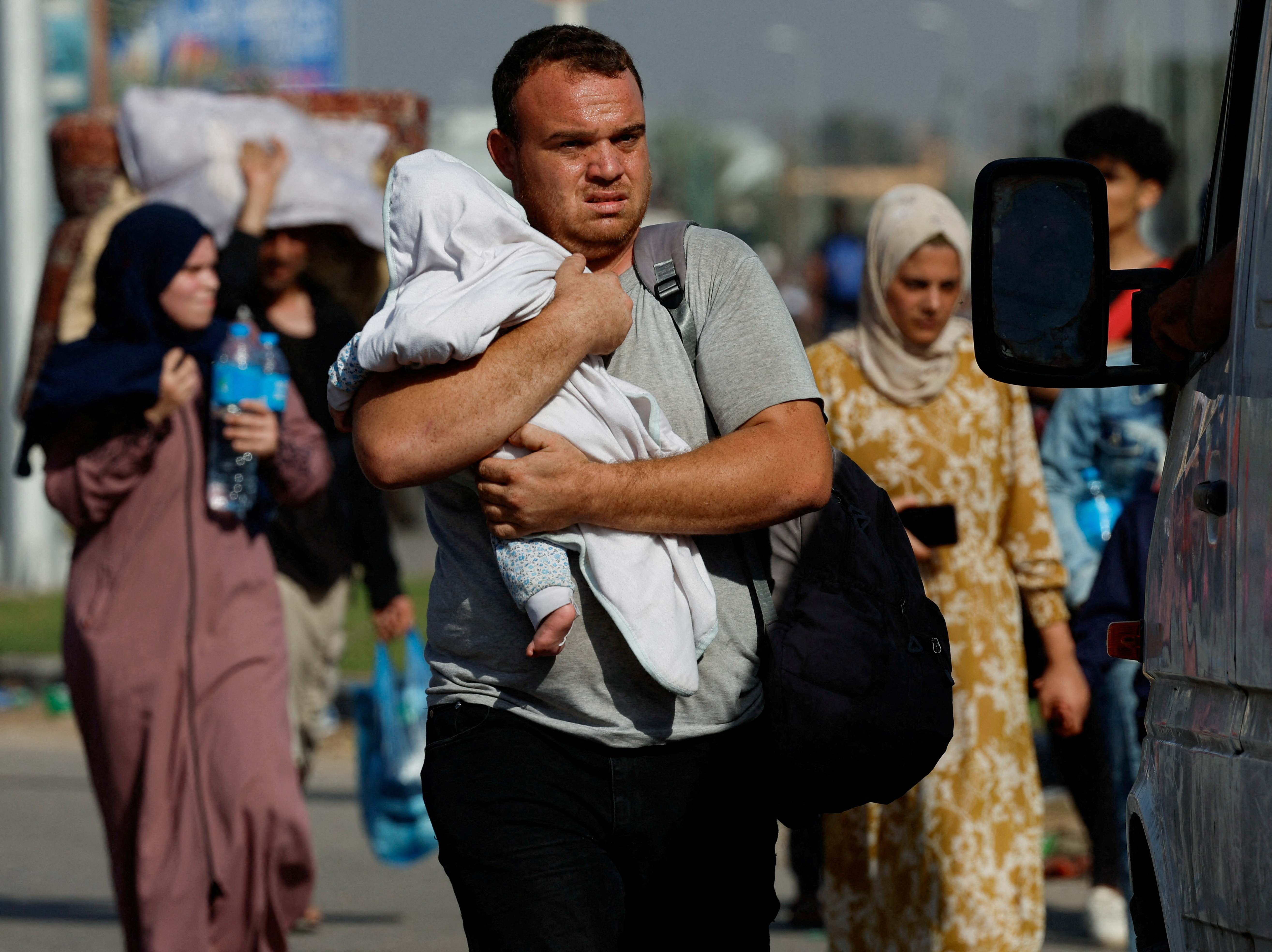 Palestinians flee north Gaza towards the south, amid the ongoing conflict between Israel and Palestinian Islamist group Hamas, in the central Gaza Strip